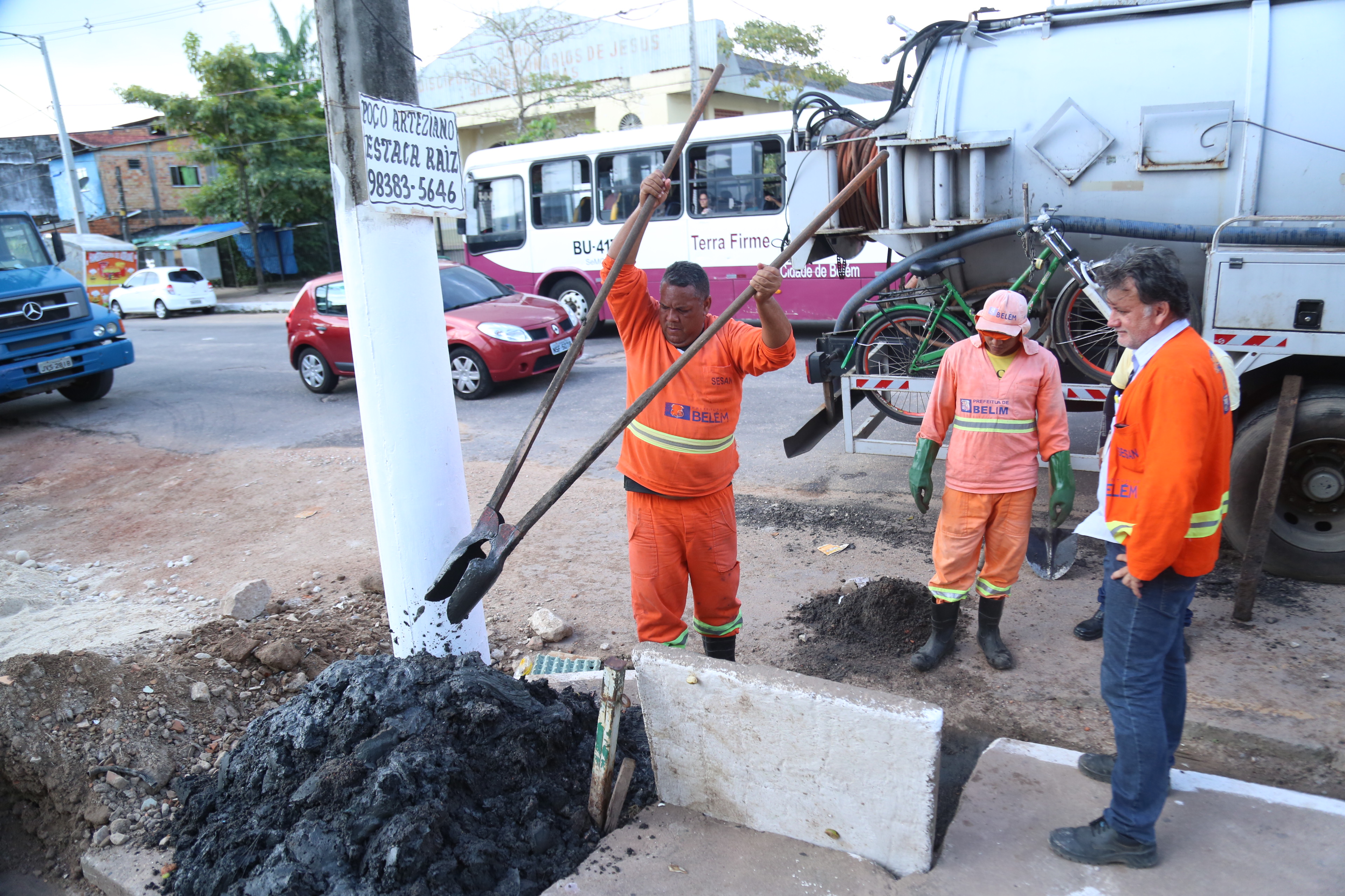 Comunidades são beneficiadas com obras de terraplenagem 