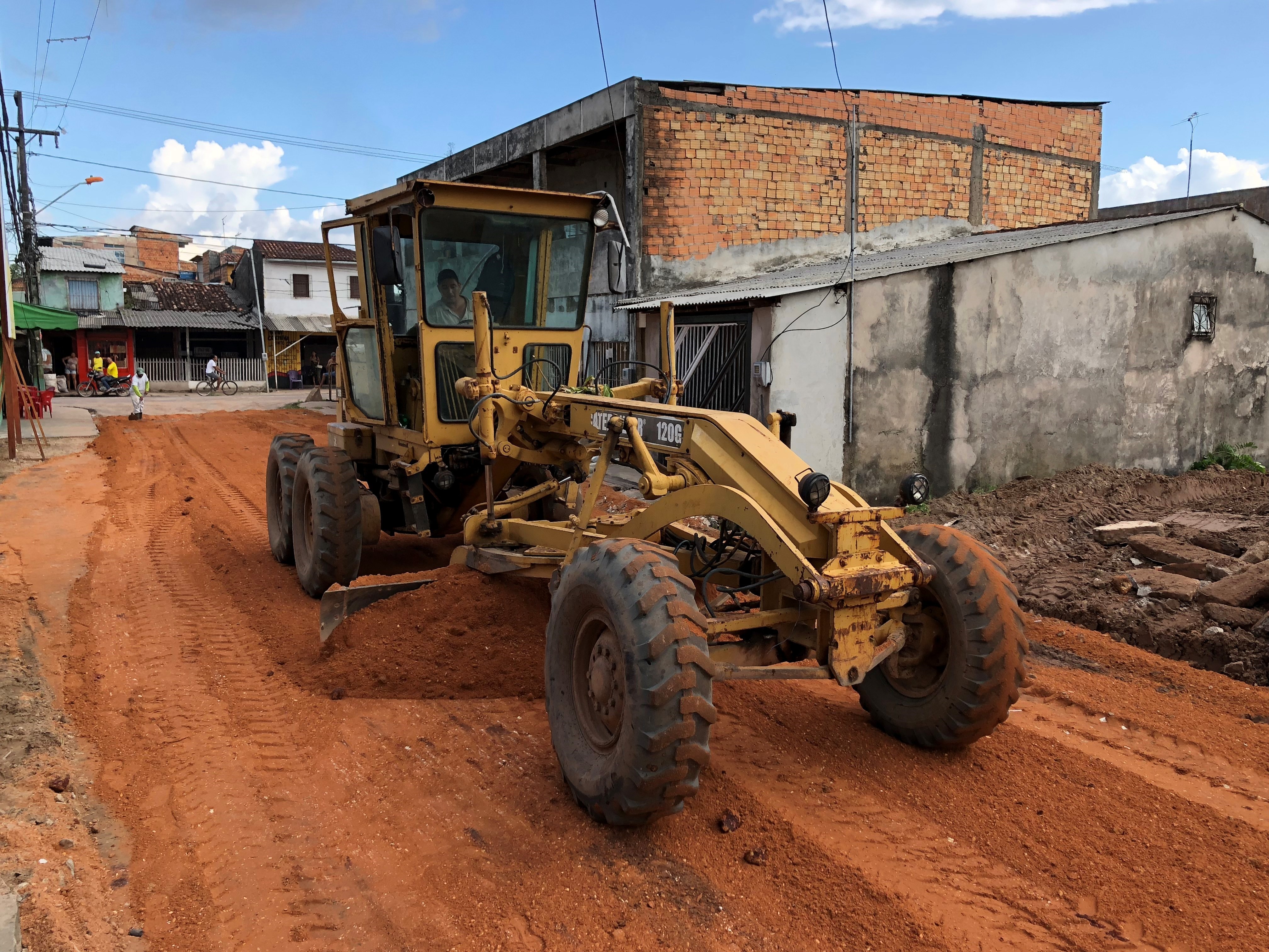 Comunidades são beneficiadas com obras de terraplenagem 
