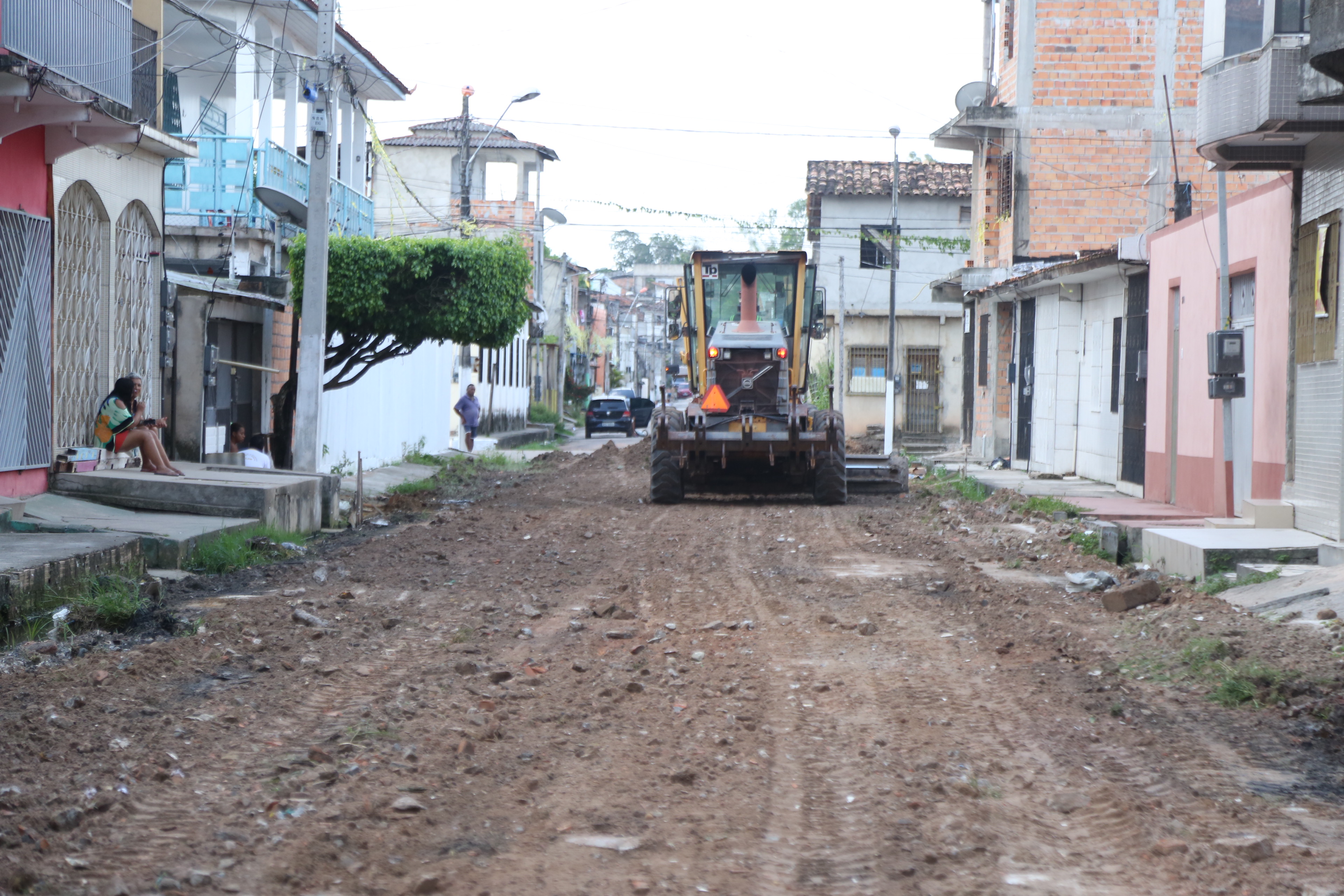 Comunidades são beneficiadas com obras de terraplenagem 
