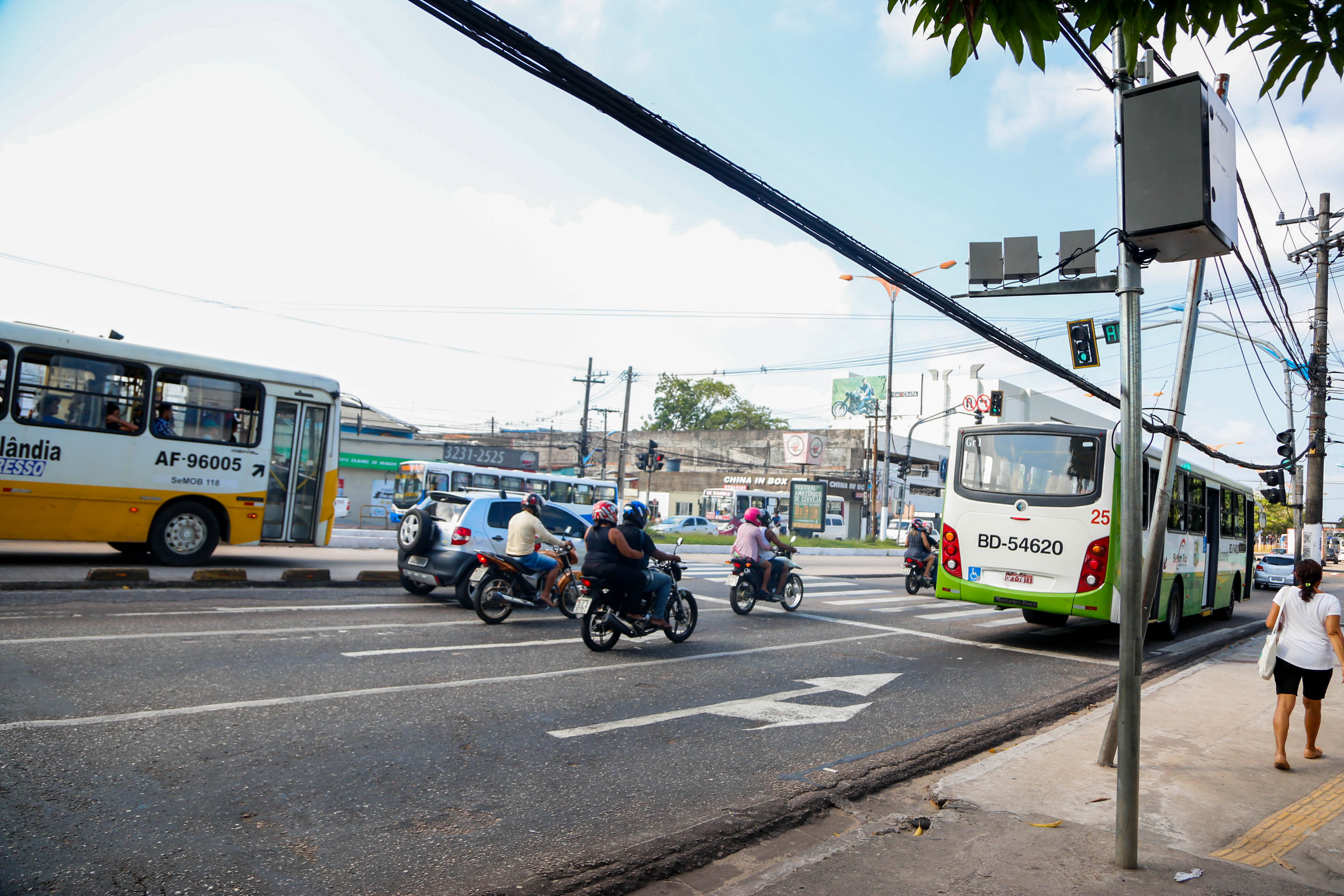 Equipe de educação da SeMOB orienta condutores sobre radares que serão reativados