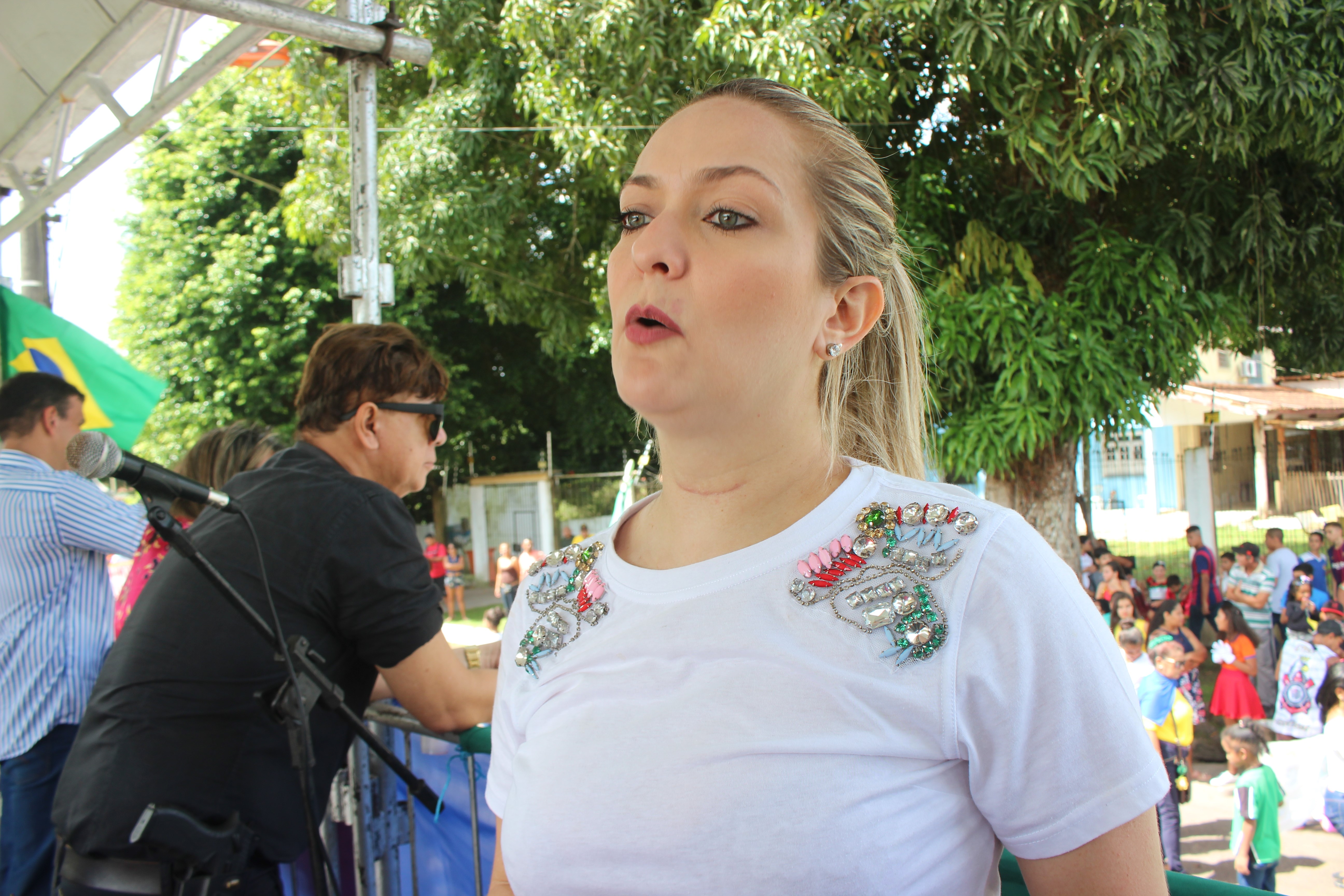 Patriotismo marca desfile cívico escolar em Outeiro