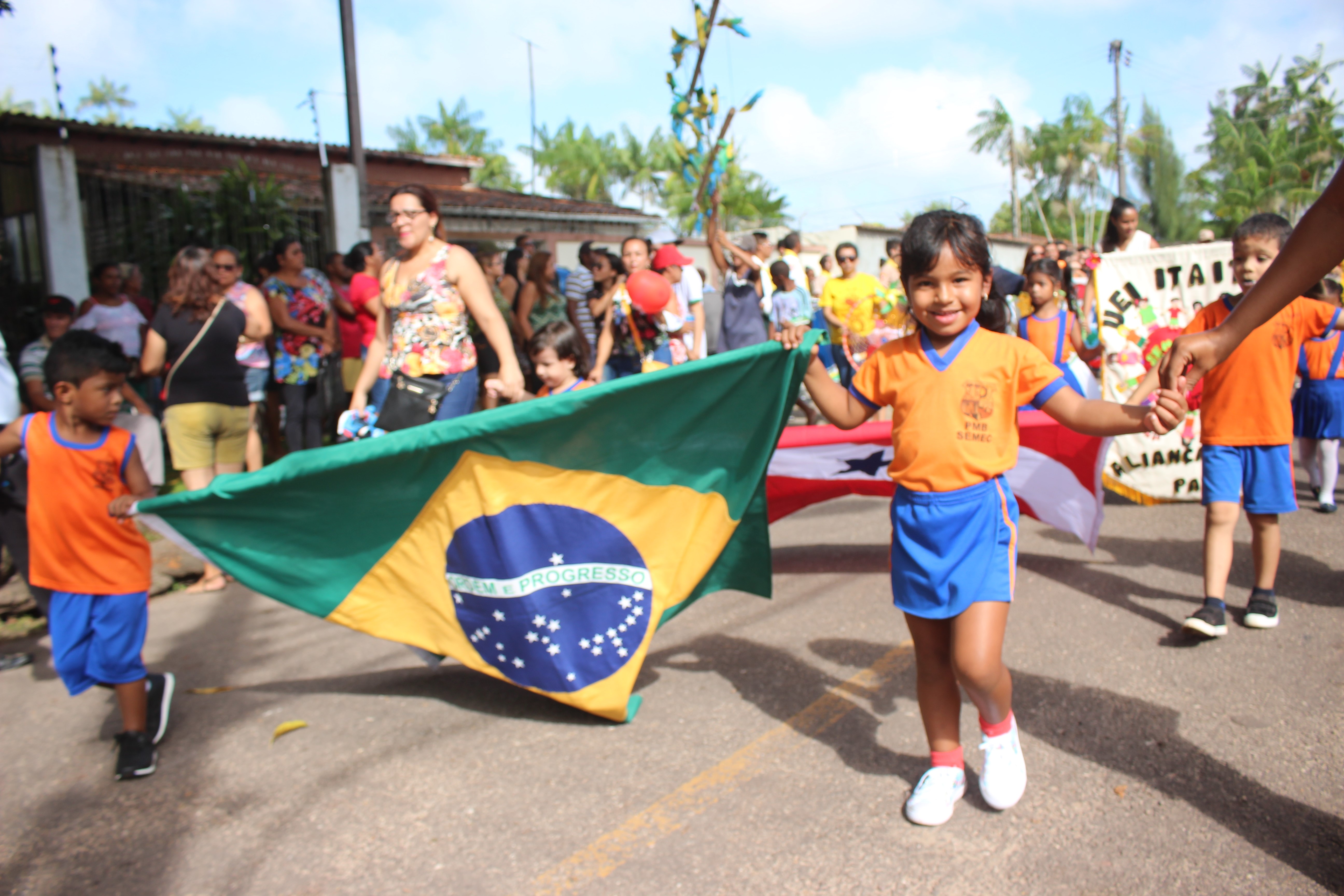 Patriotismo marca desfile cívico escolar em Outeiro