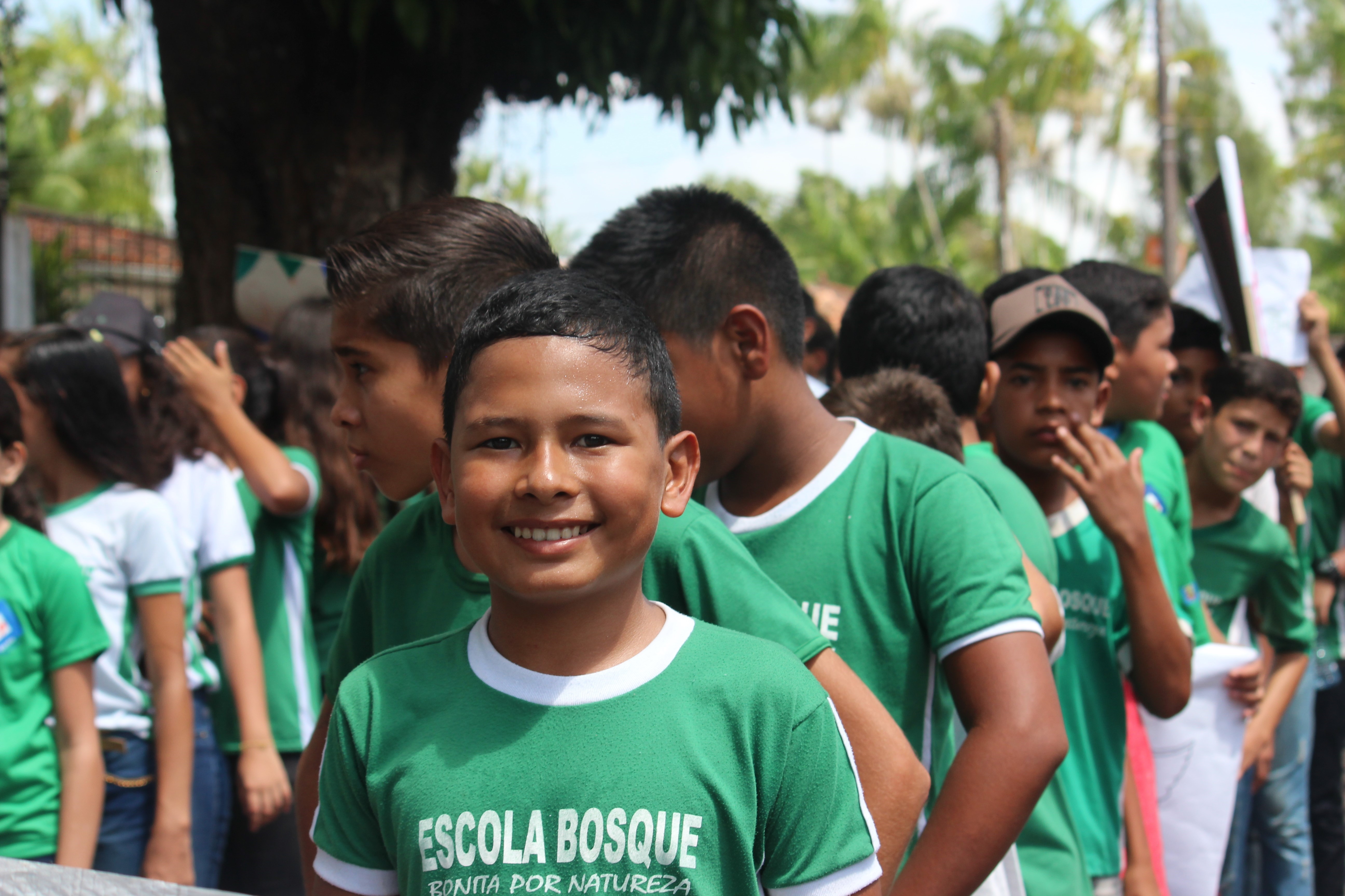 Patriotismo marca desfile cívico escolar em Outeiro