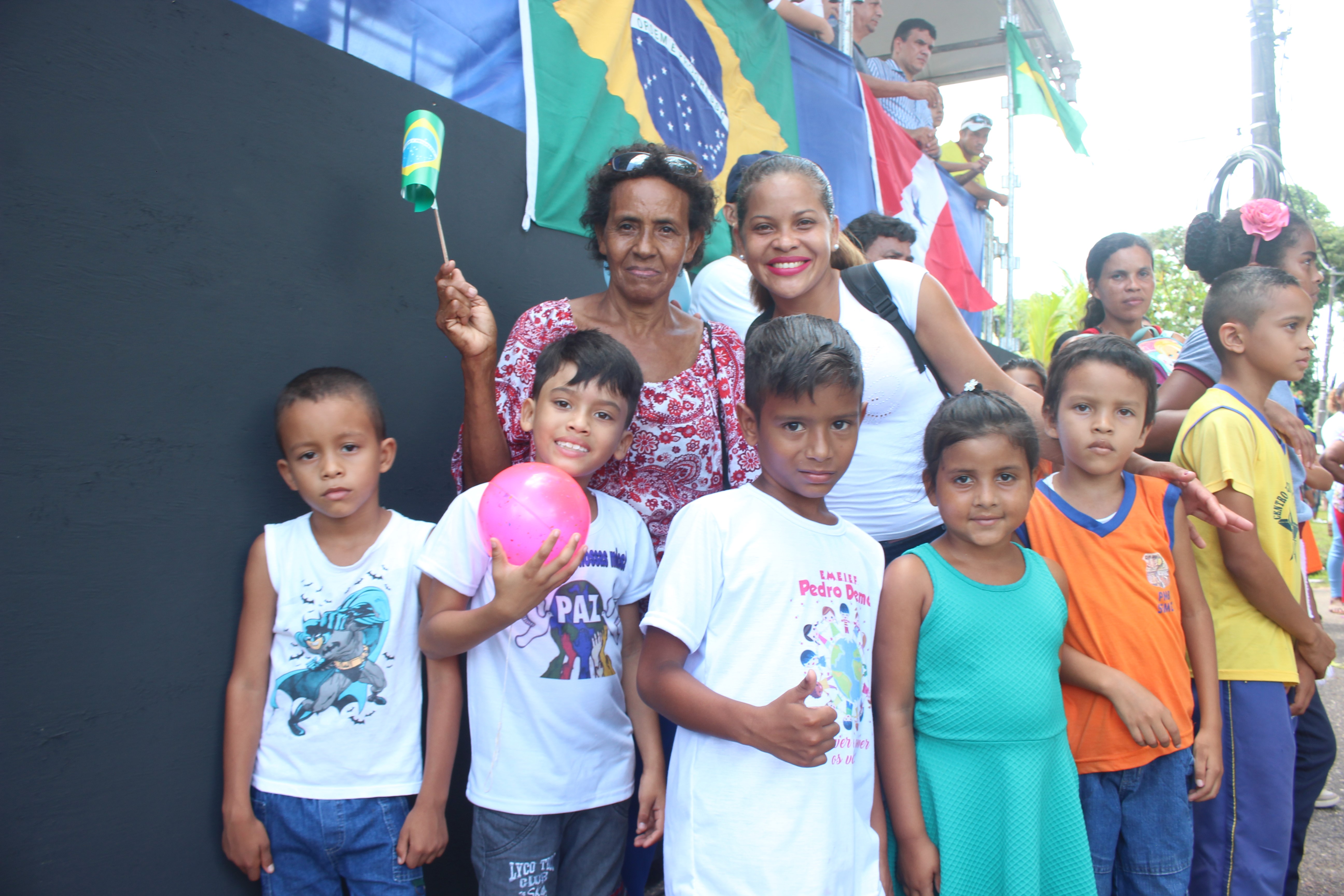 Patriotismo marca desfile cívico escolar em Outeiro