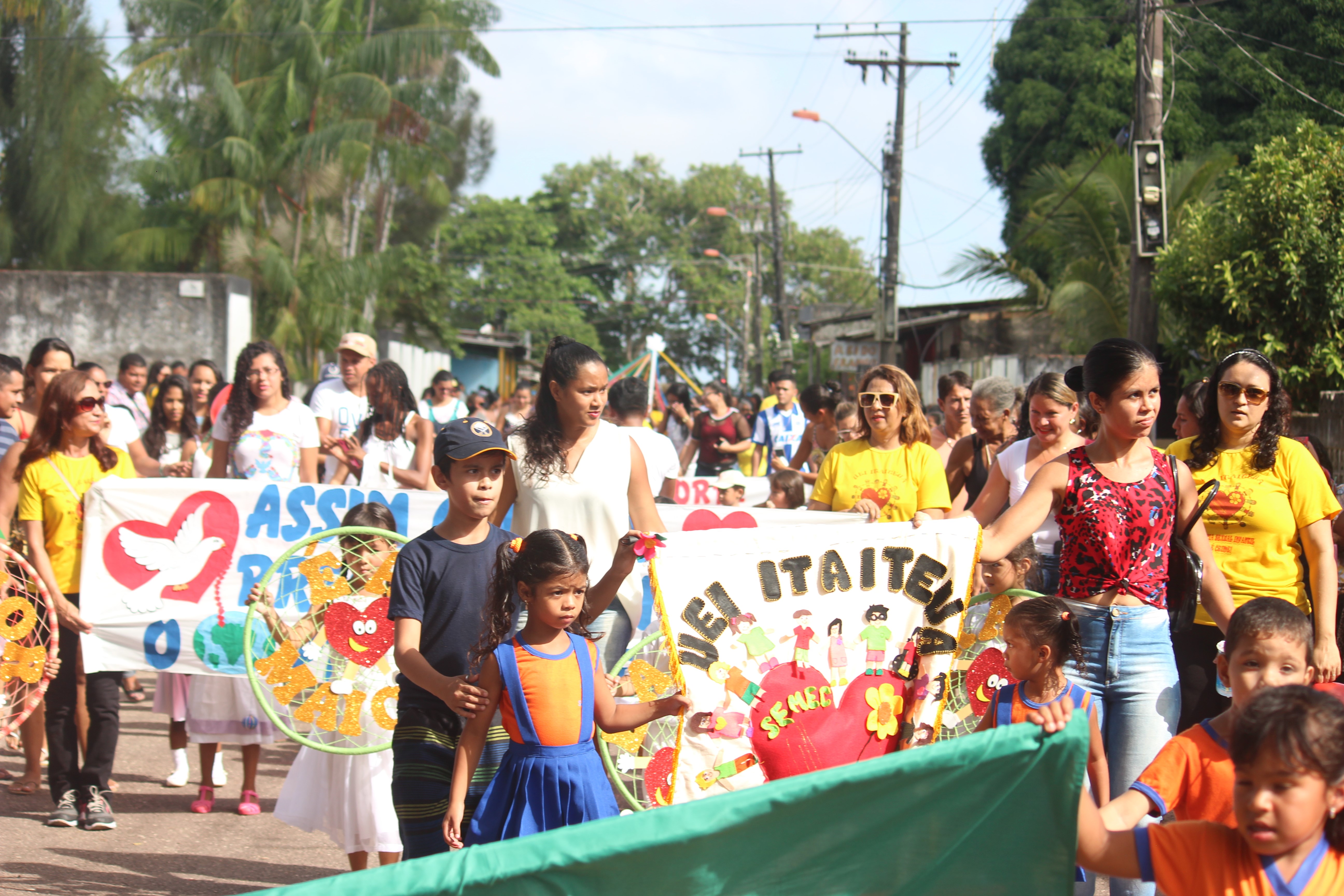 Patriotismo marca desfile cívico escolar em Outeiro