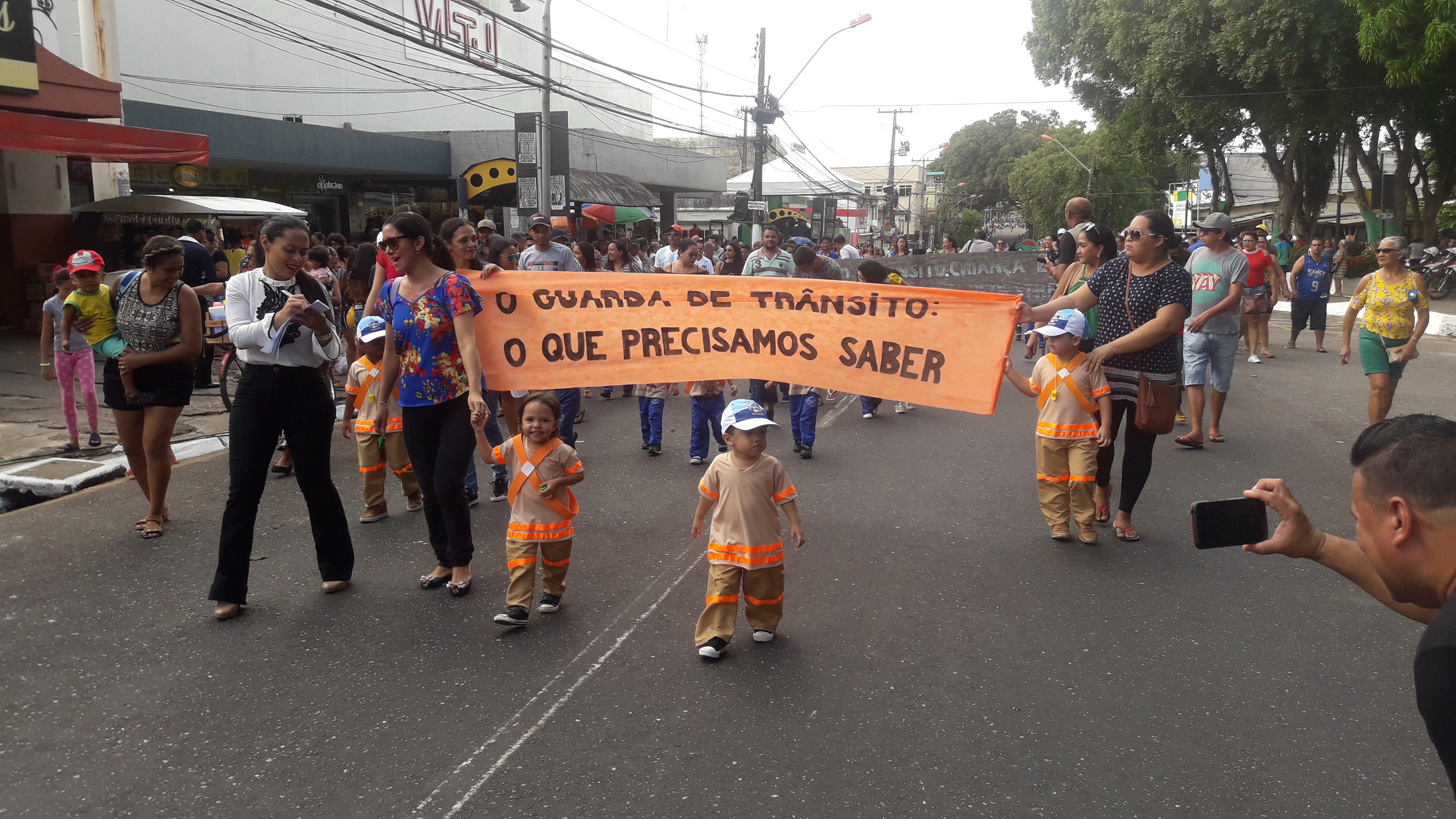 Mais de 10 mil alunos participam do primeiro dia do Desfile Cívico Escolar de Icoaraci