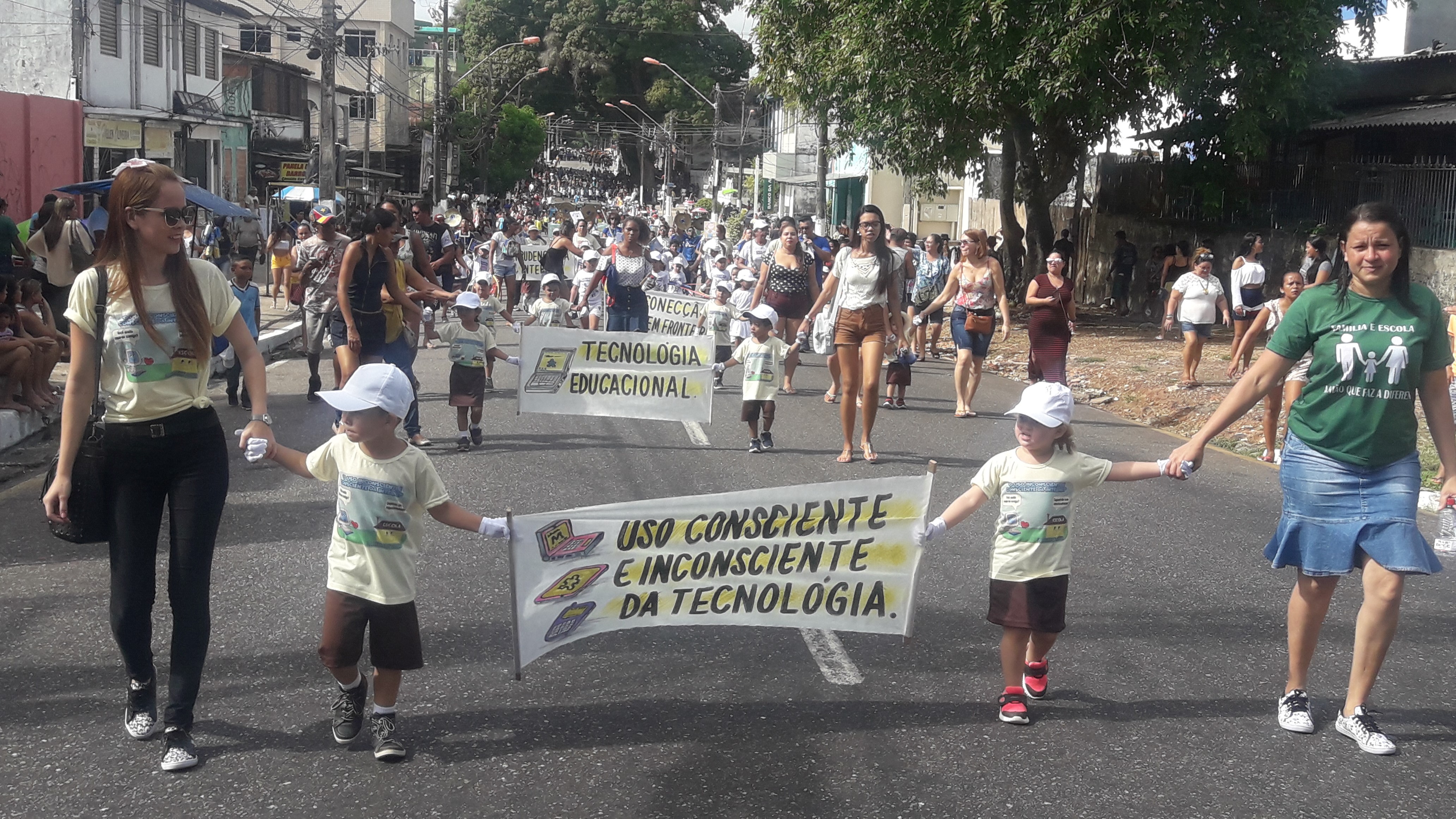 Mais de 10 mil alunos participam do primeiro dia do Desfile Cívico Escolar de Icoaraci