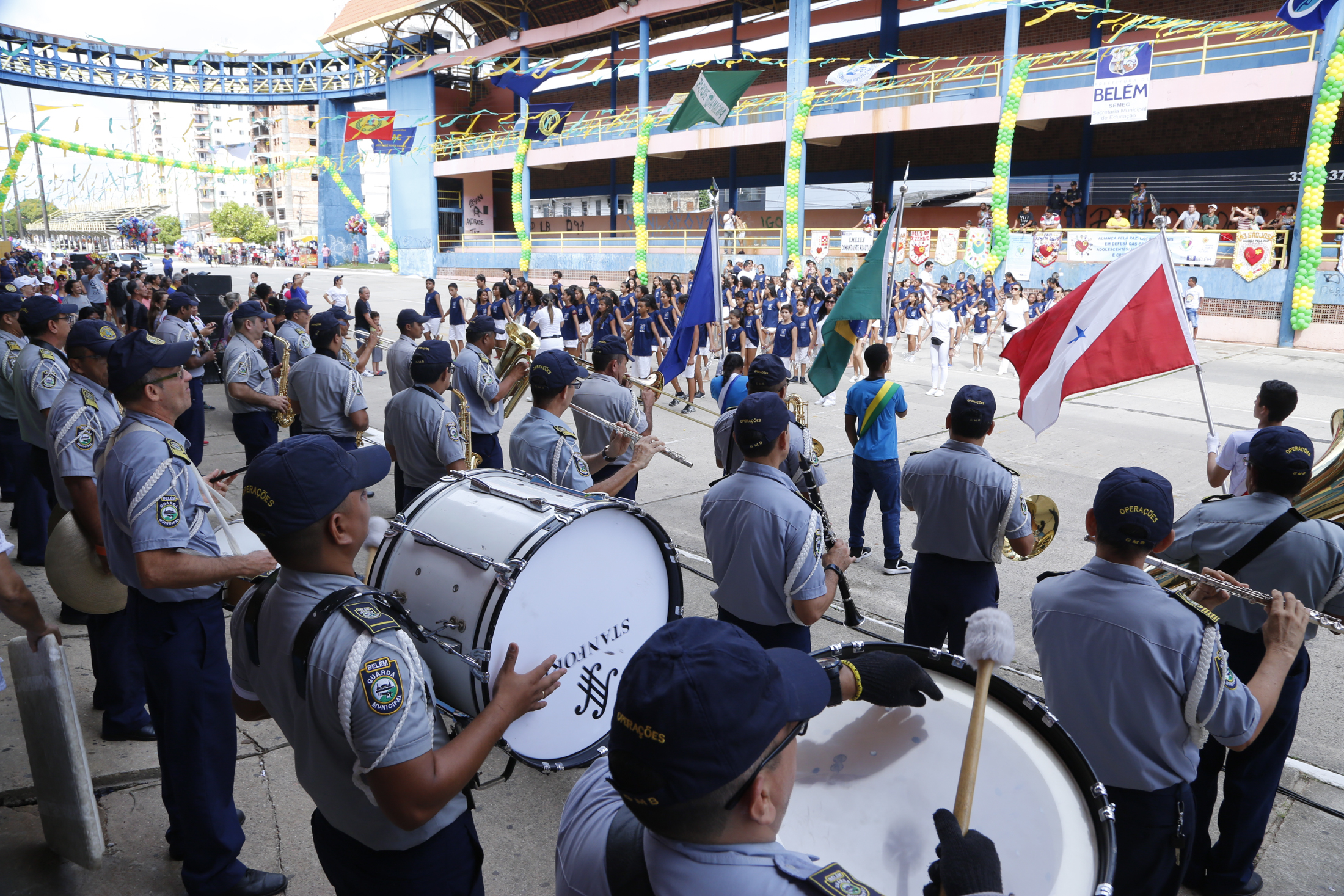 Ensino fundamental de Belém faz desfile e reforça conceitos de paz, educação e cidadania 