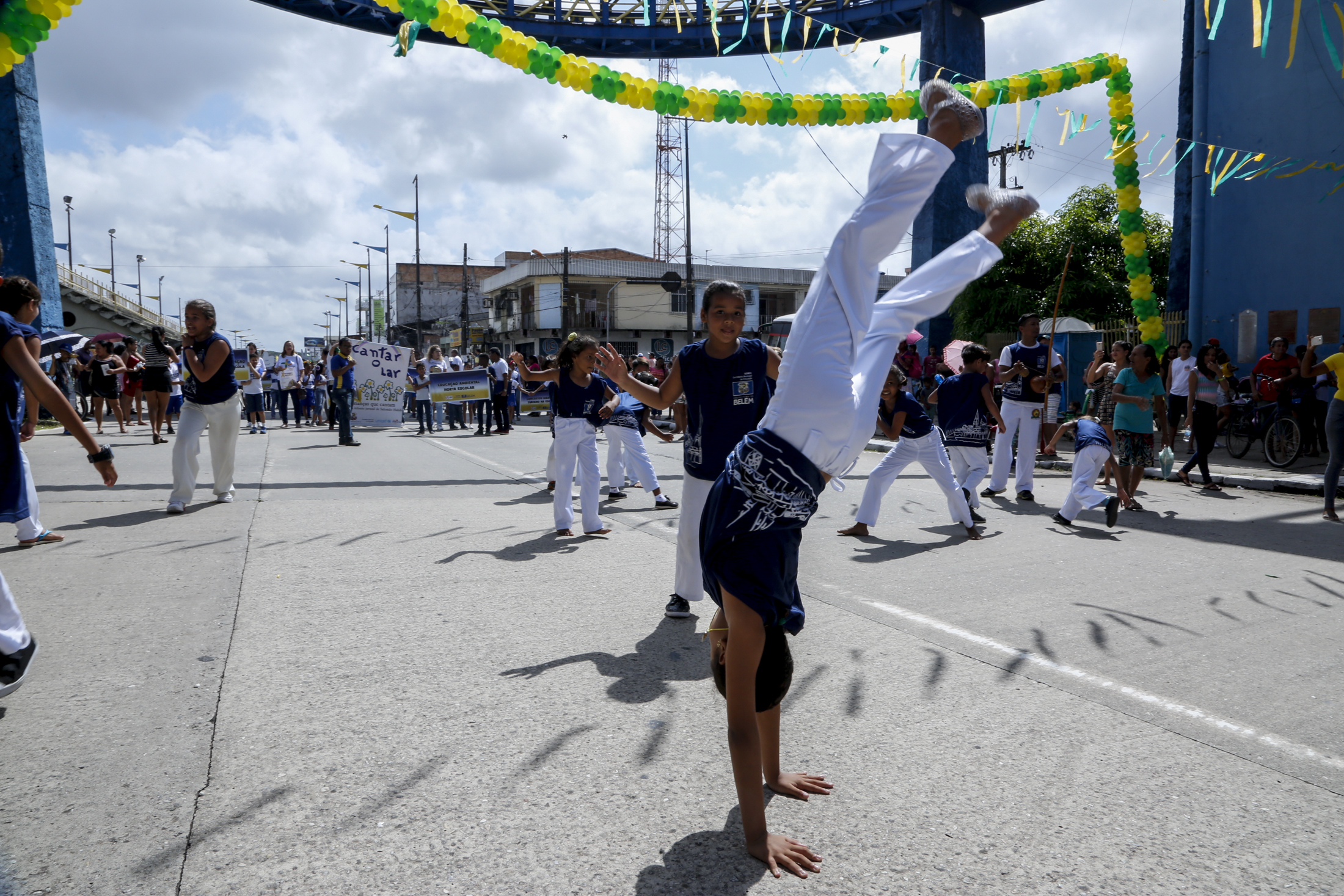 Ensino fundamental de Belém faz desfile e reforça conceitos de paz, educação e cidadania 