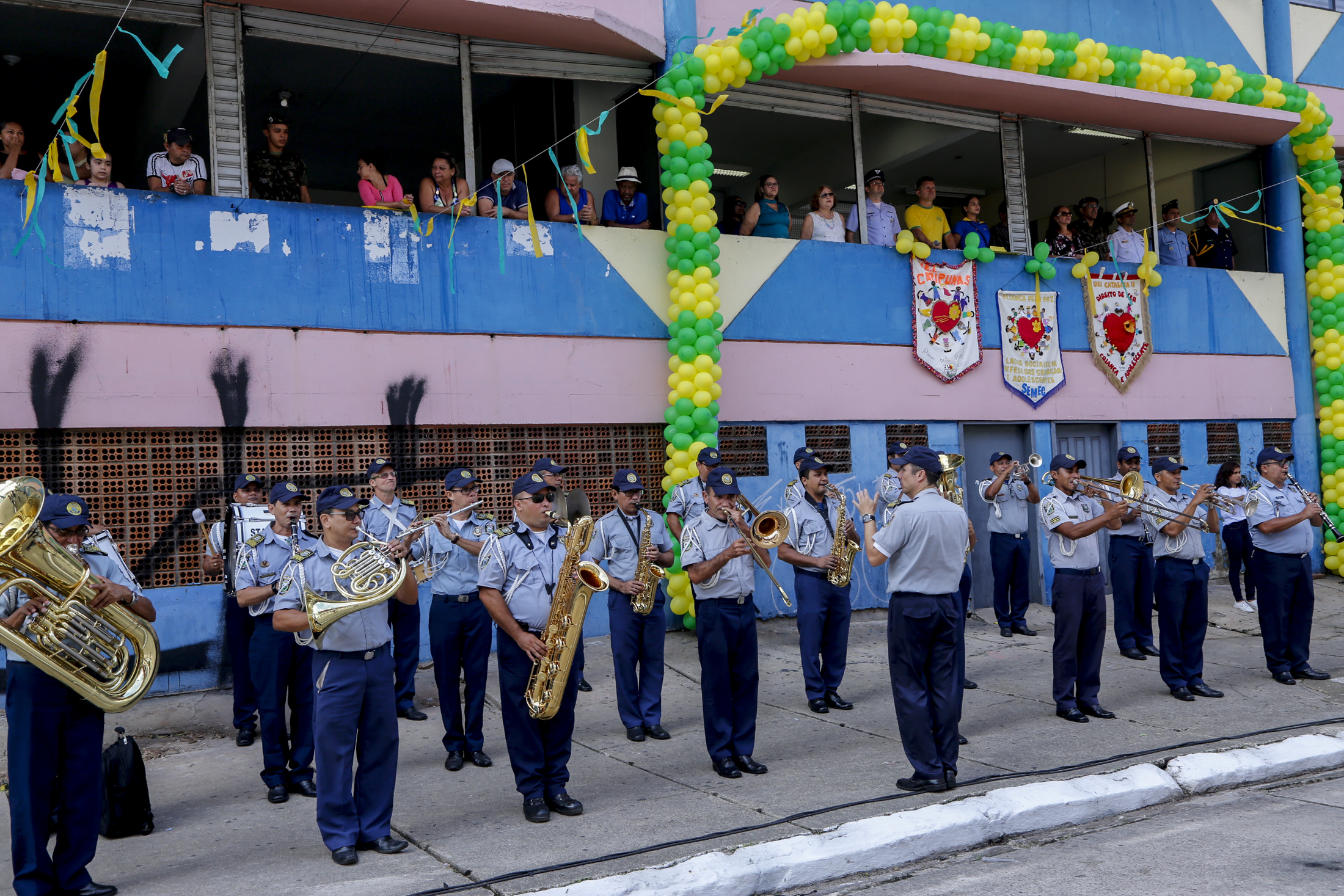 Ensino fundamental de Belém faz desfile e reforça conceitos de paz, educação e cidadania 