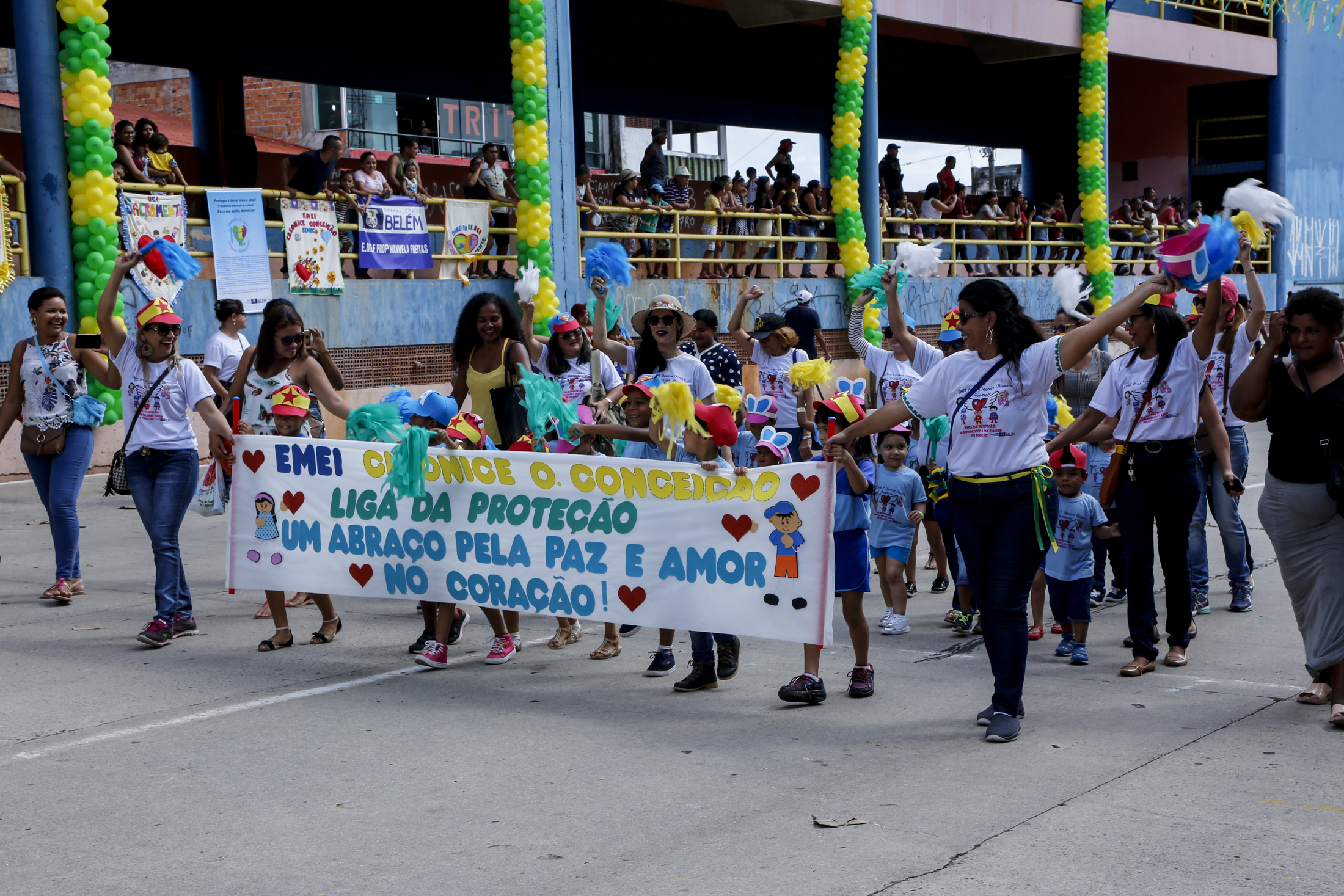 Ensino fundamental de Belém faz desfile e reforça conceitos de paz, educação e cidadania 