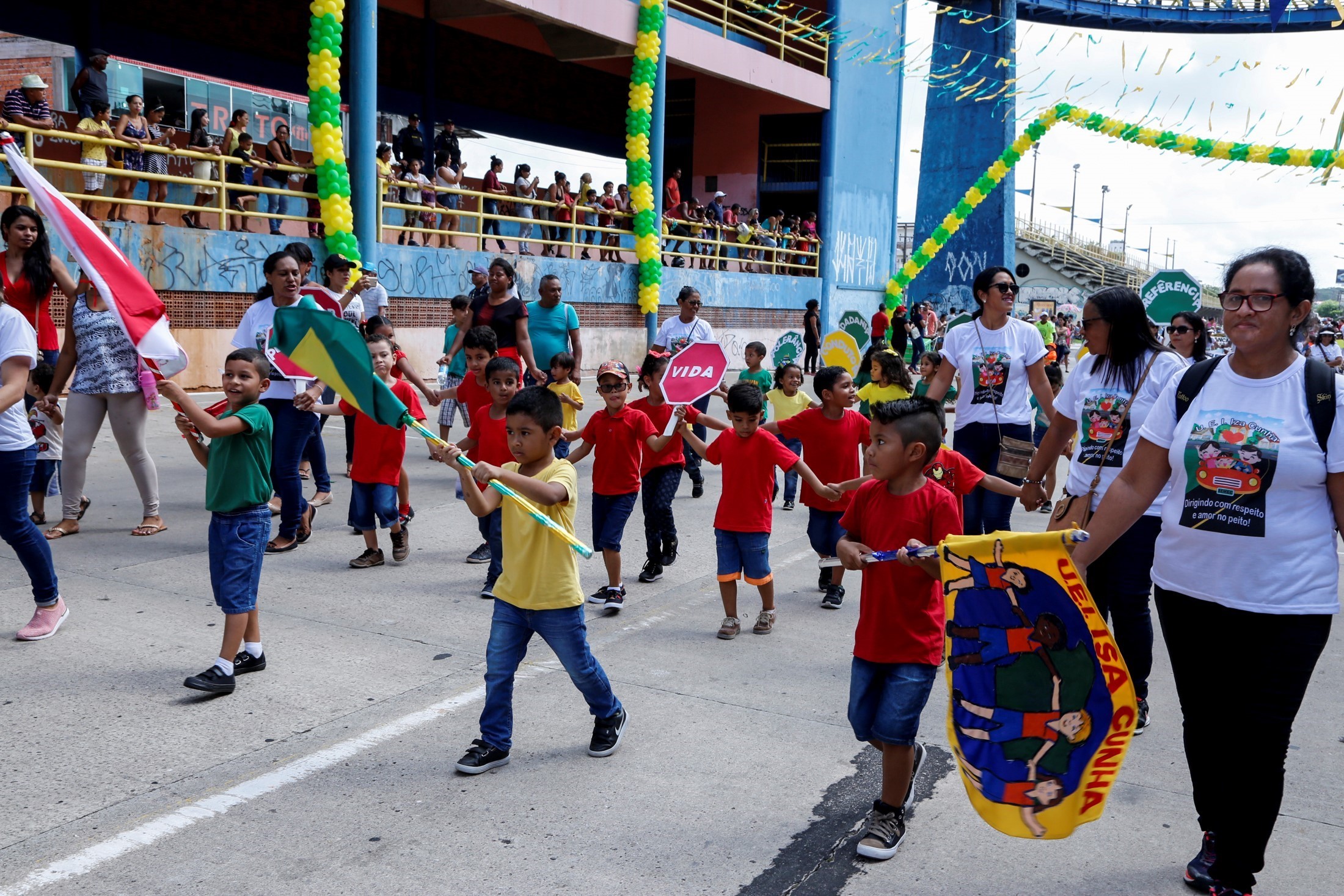 Ensino fundamental de Belém faz desfile e reforça conceitos de paz, educação e cidadania 