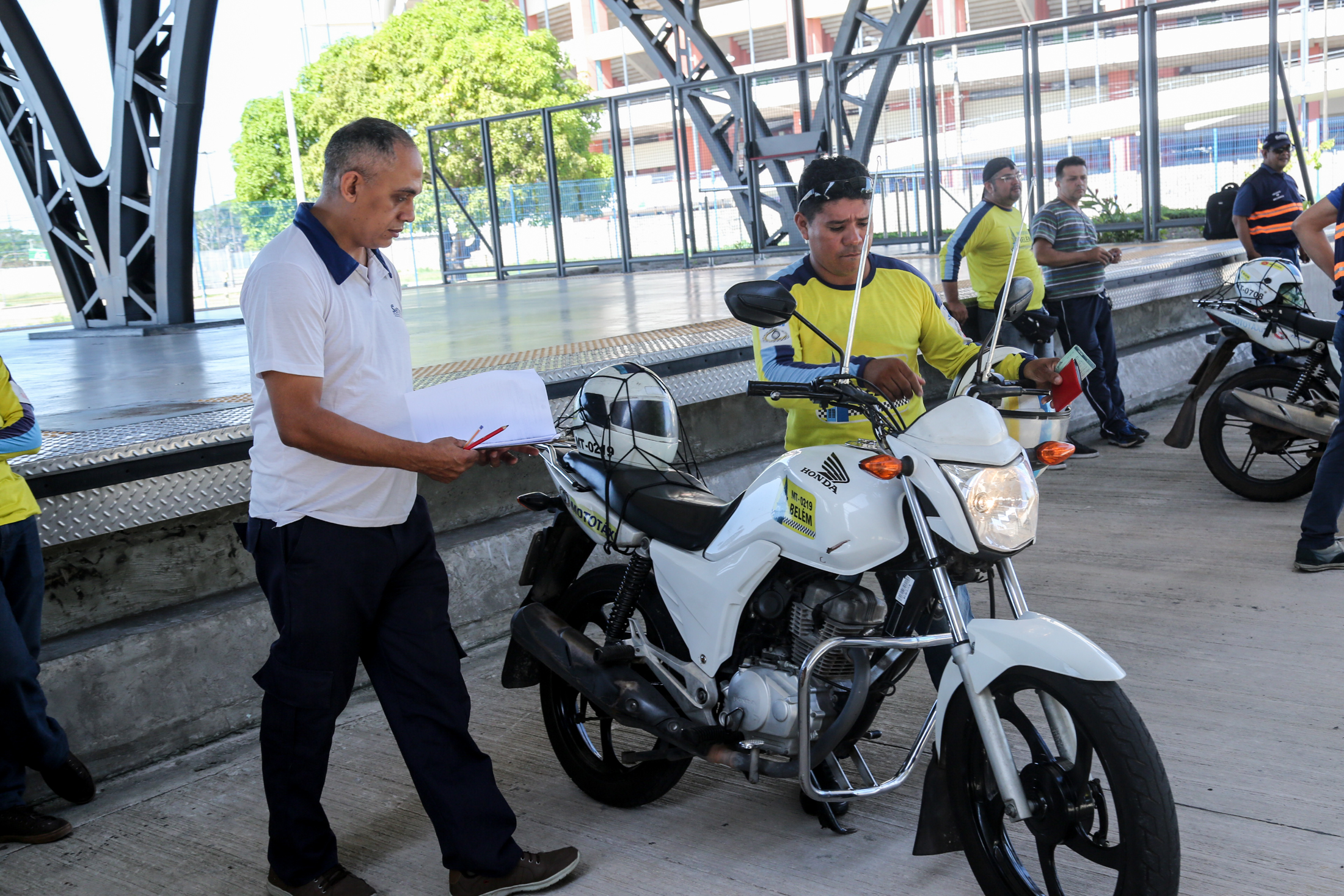 Mototaxistas habilitados em licitação têm veículos inspecionados pela Semob