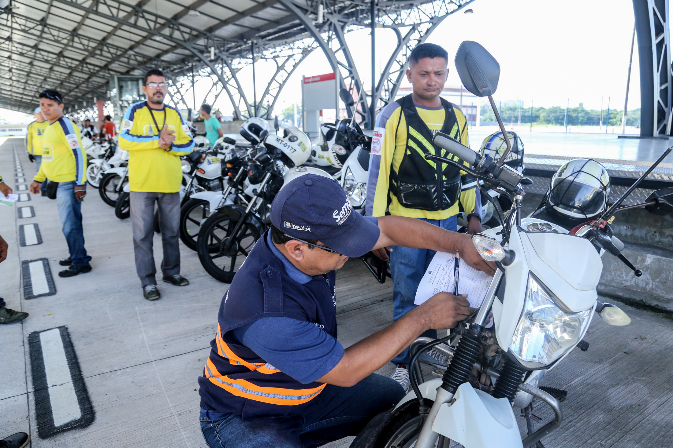 Mototaxistas habilitados em licitação têm veículos inspecionados pela Semob