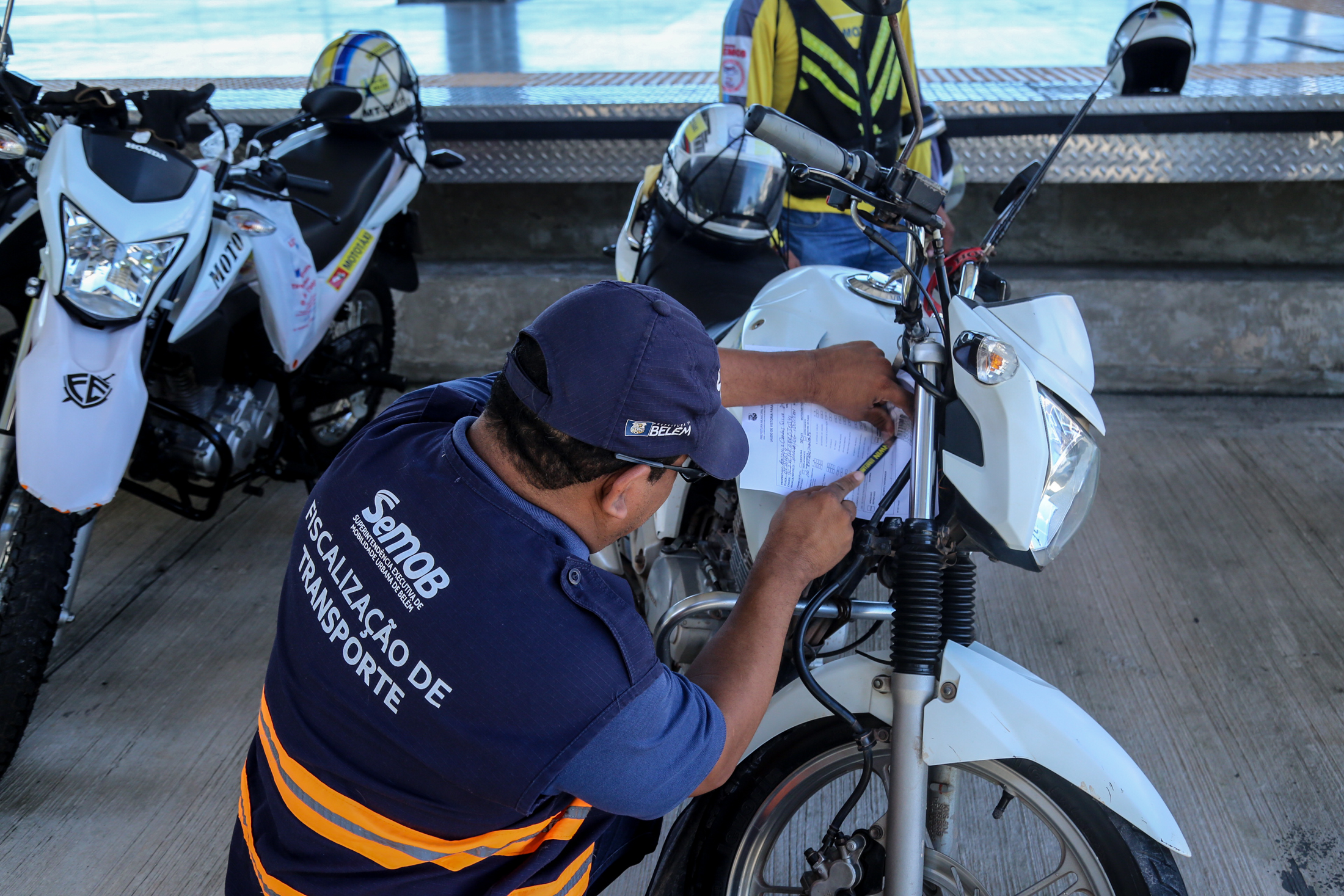 Mototaxistas habilitados em licitação têm veículos inspecionados pela Semob