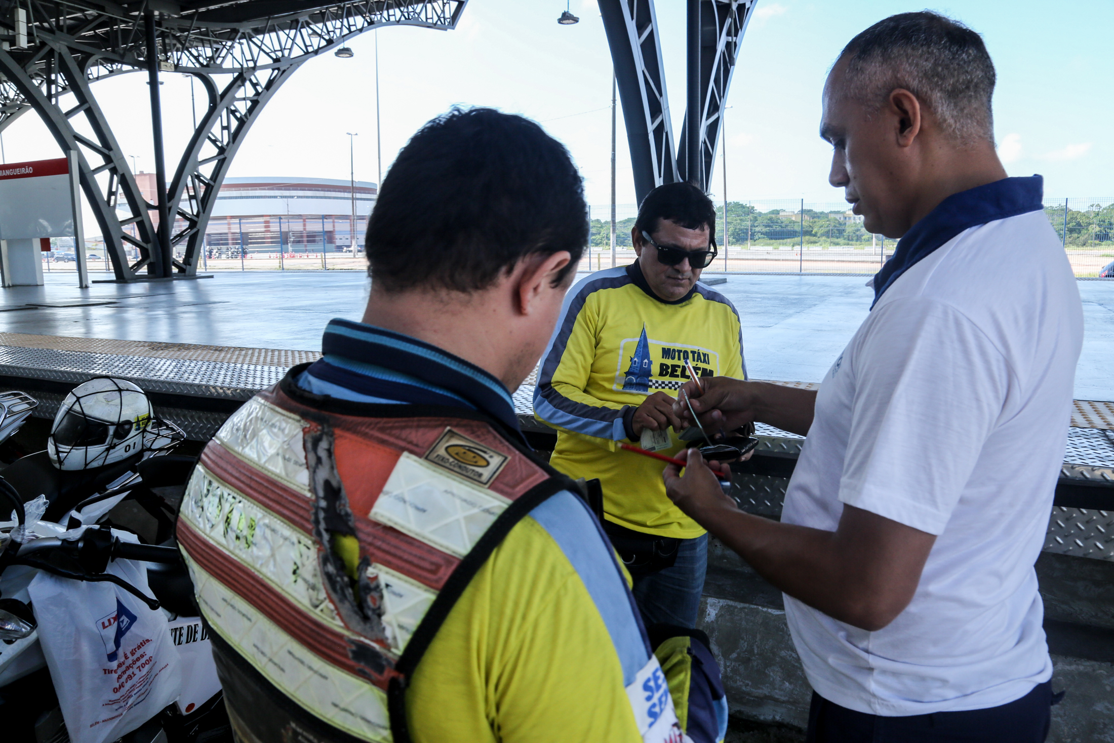 Mototaxistas habilitados em licitação têm veículos inspecionados pela Semob