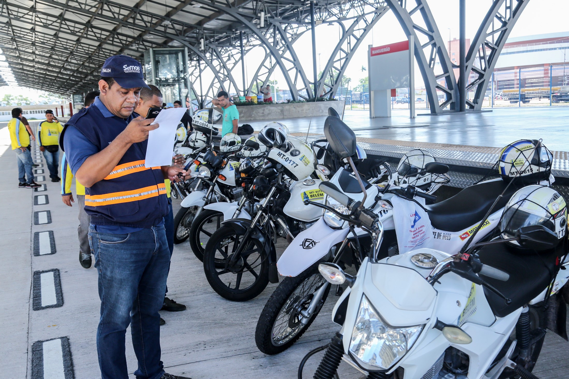 Mototaxistas habilitados em licitação têm veículos inspecionados pela Semob