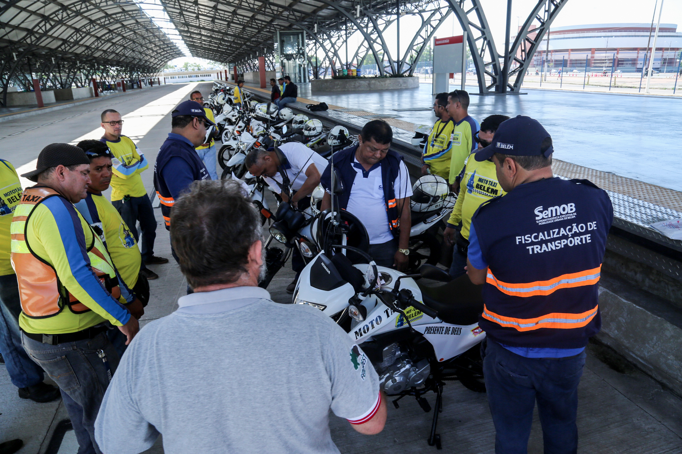 Mototaxistas habilitados em licitação têm veículos inspecionados pela Semob