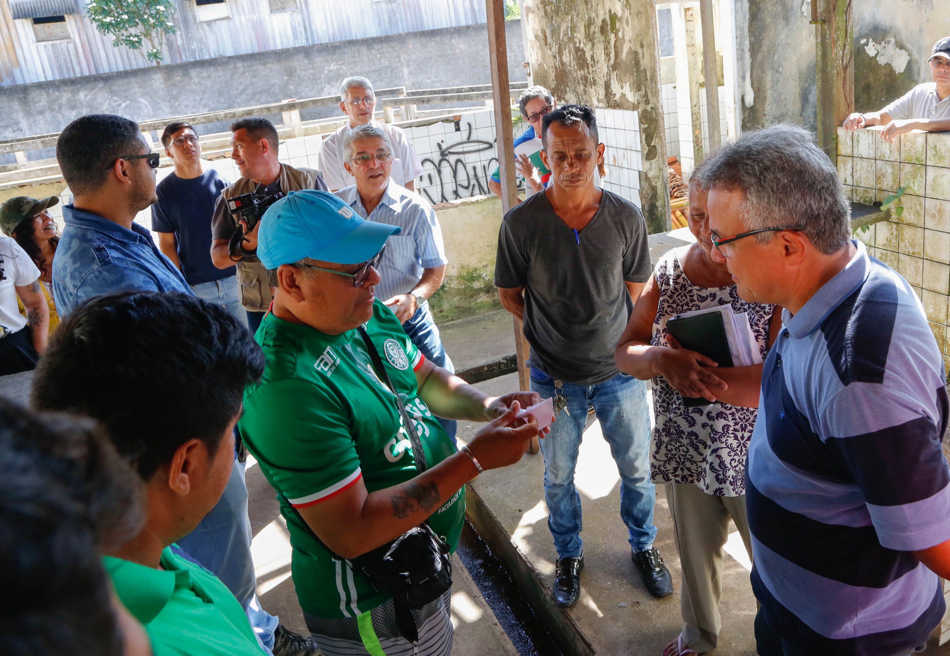 Moradores do Souza e Marco recebem obra de recapeamento asfáltico