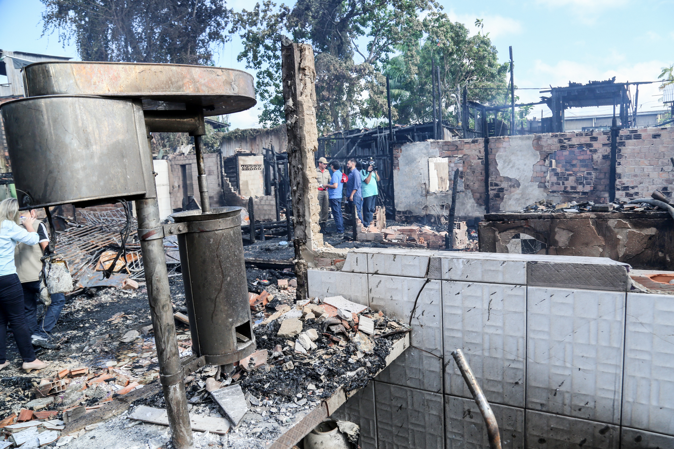 Prefeitura de Belém atende famílias atingidas por incêndio na Vila da Barca