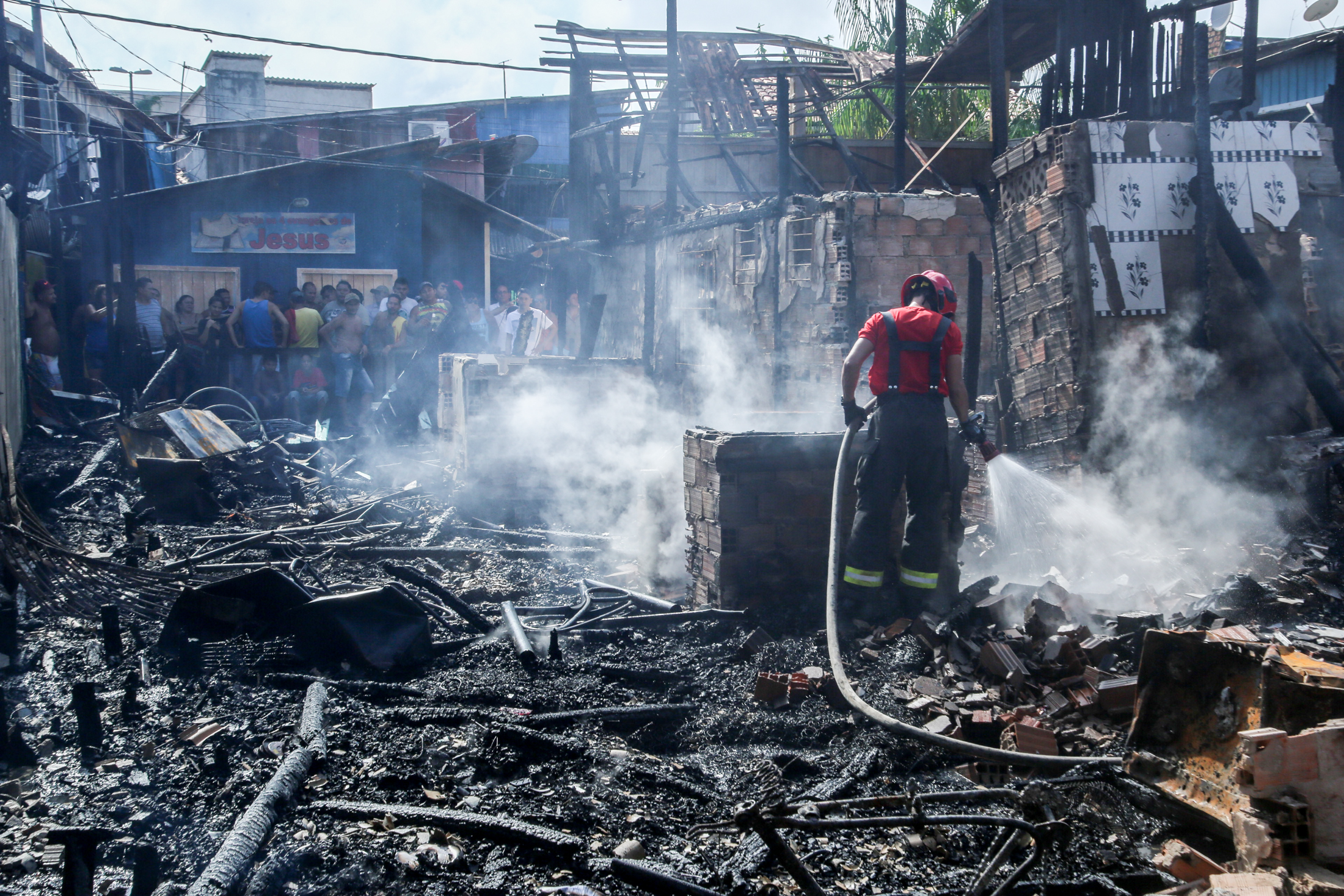 Prefeitura de Belém atende famílias atingidas por incêndio na Vila da Barca