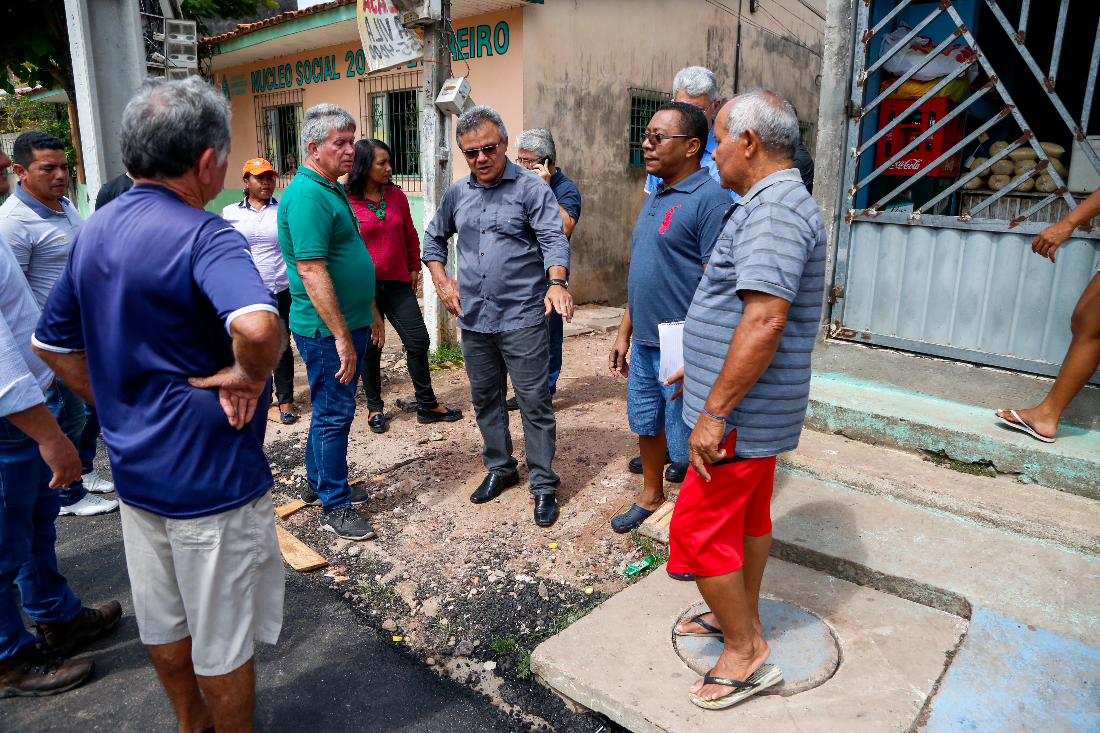 Moradores celebram obras de asfaltamento na Rua 20 de Fevereiro 