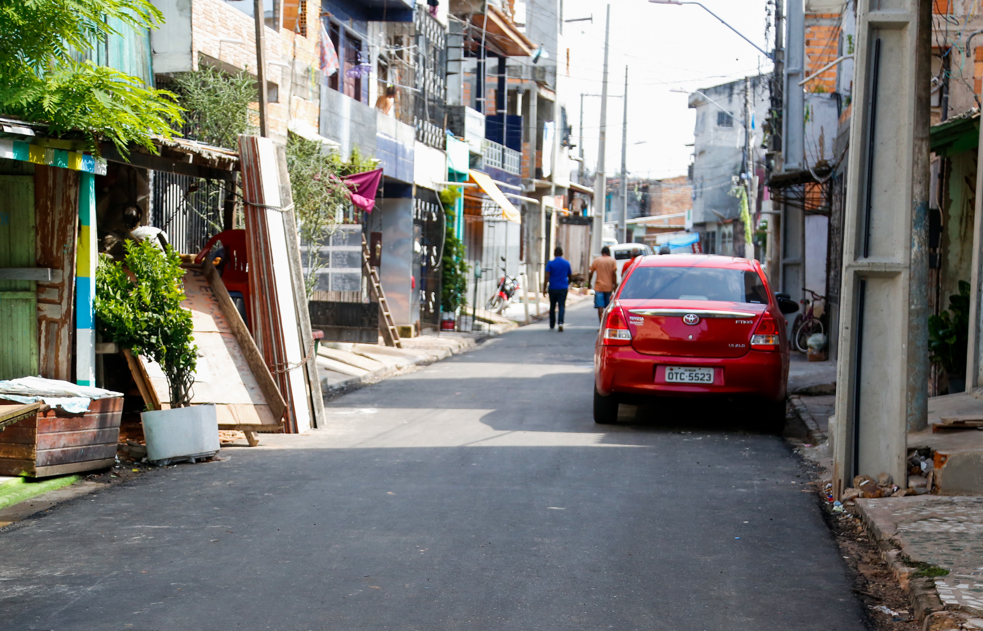 Moradores celebram obras de asfaltamento na Rua 20 de Fevereiro 