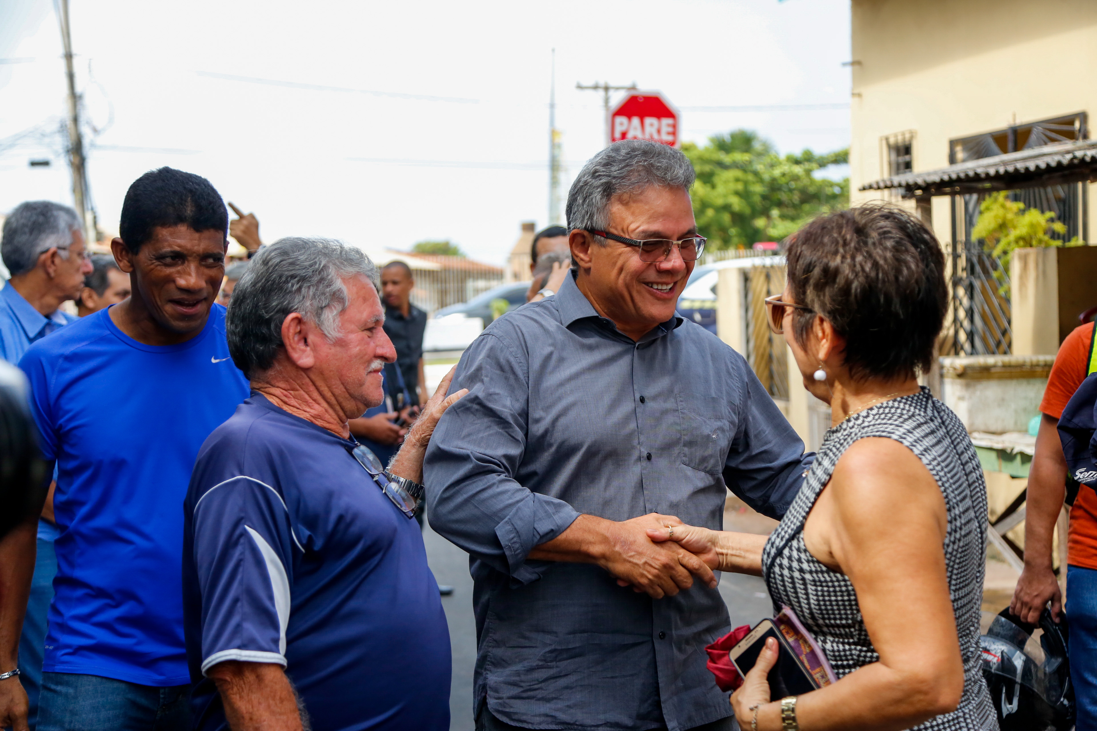 Moradores celebram obras de asfaltamento na Rua 20 de Fevereiro 