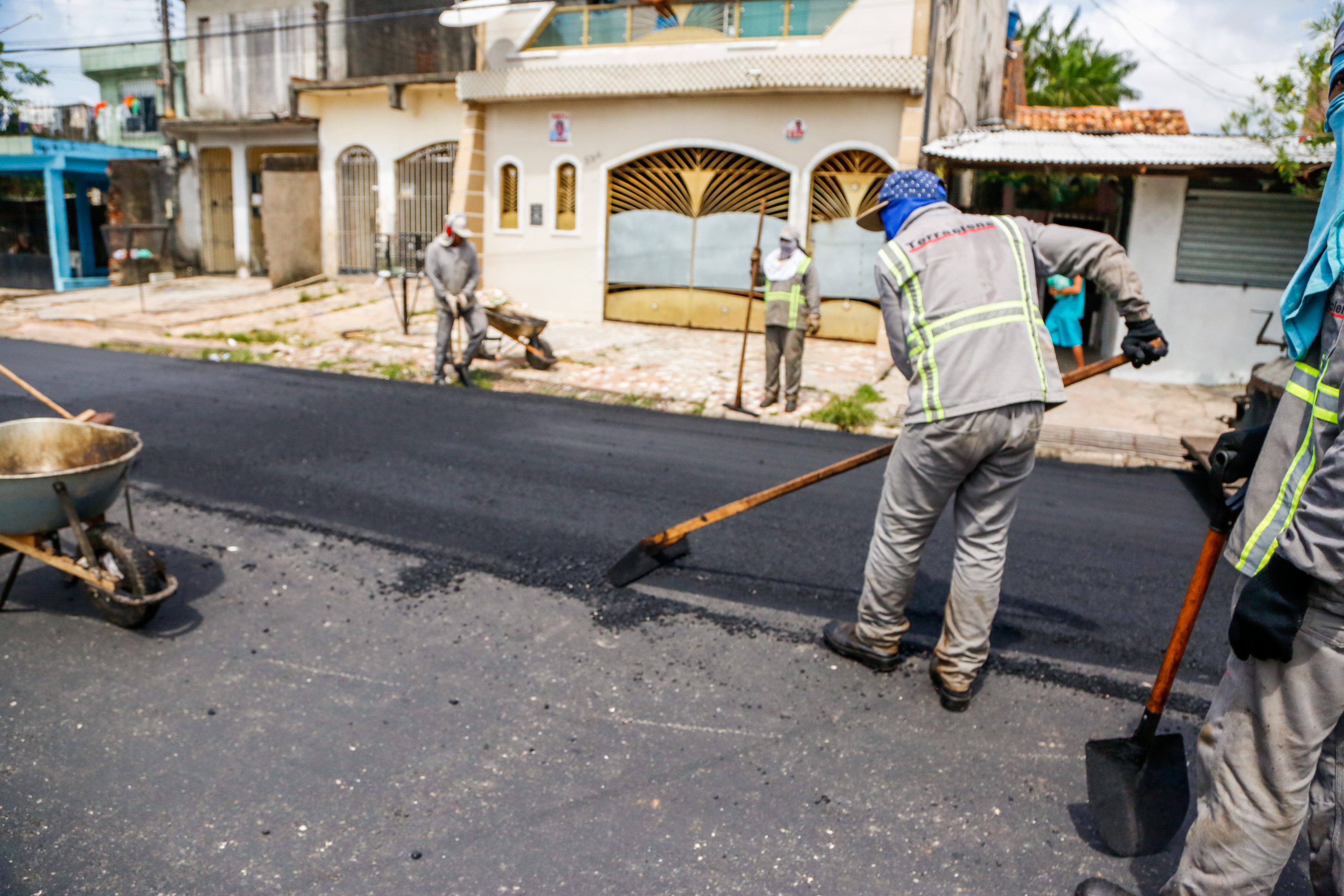 Moradores celebram obras de asfaltamento na Rua 20 de Fevereiro 