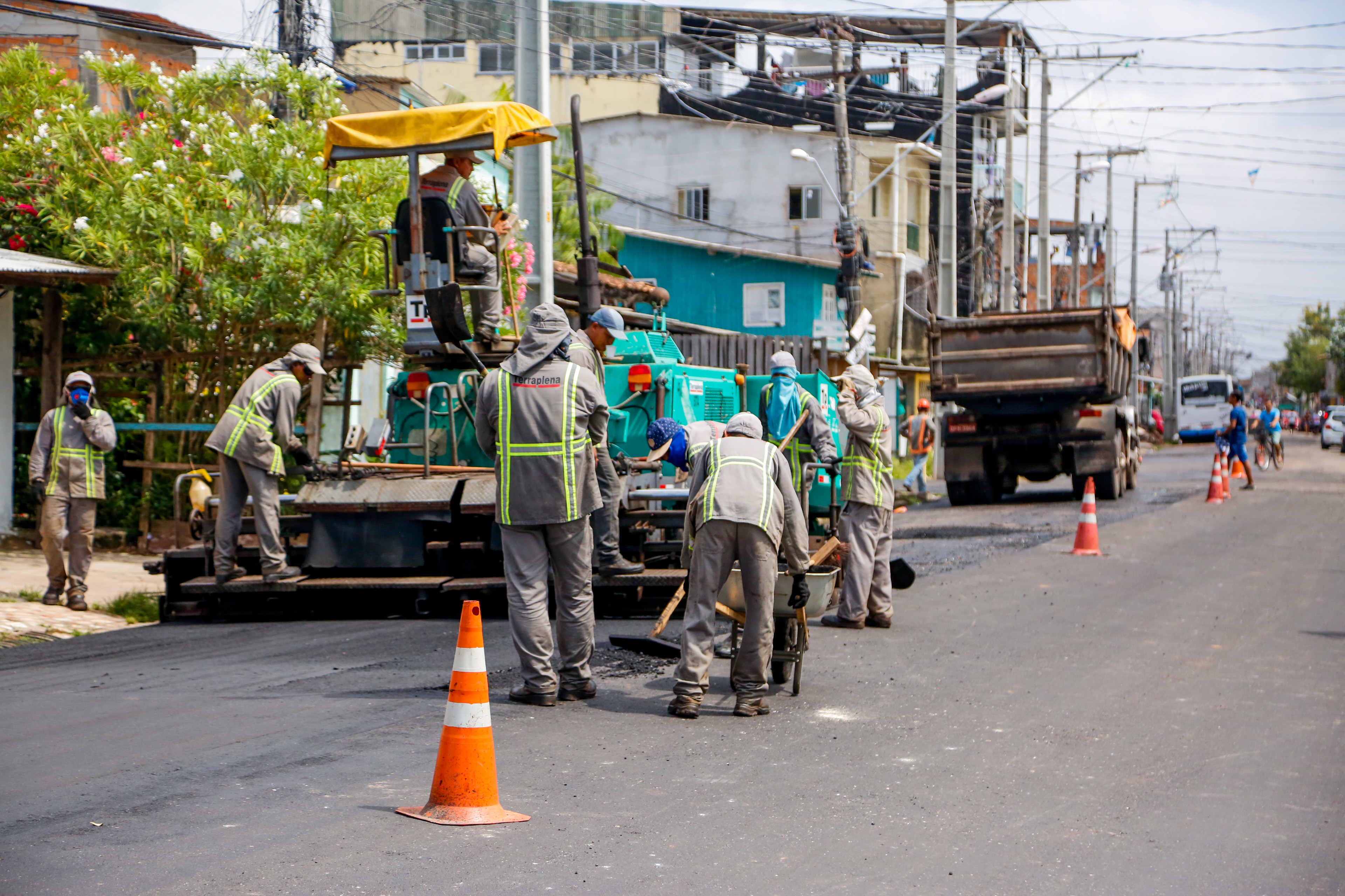 Moradores celebram obras de asfaltamento na Rua 20 de Fevereiro 