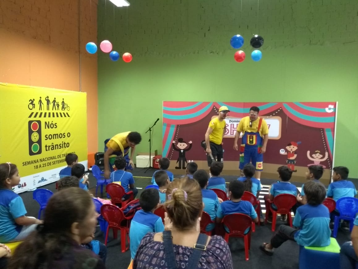 Crianças de escolas públicas aprendem noções de trânsito com a Turma do Semobinho