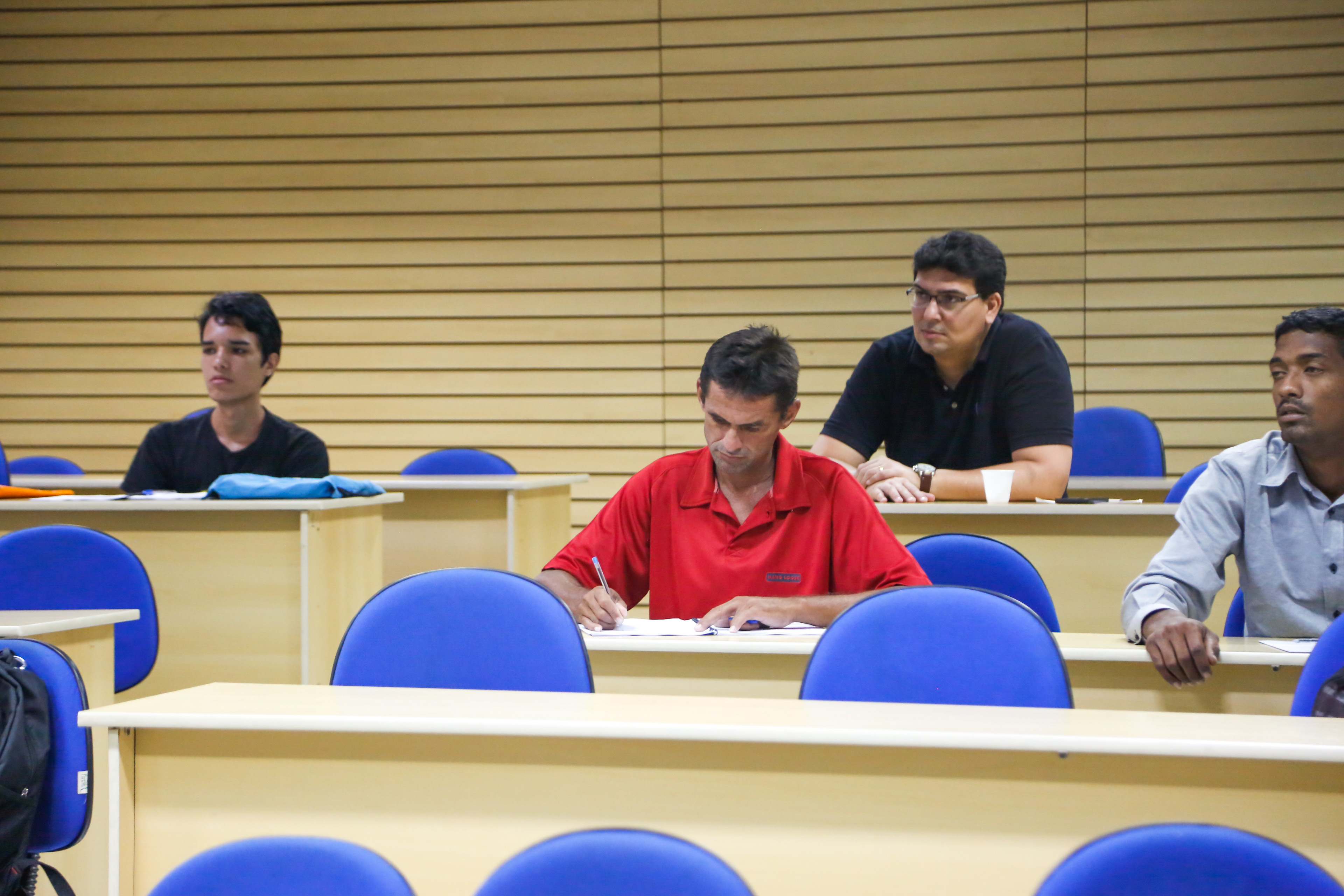 Cursos gratuitos preparam comunidade para o mercado de trabalho