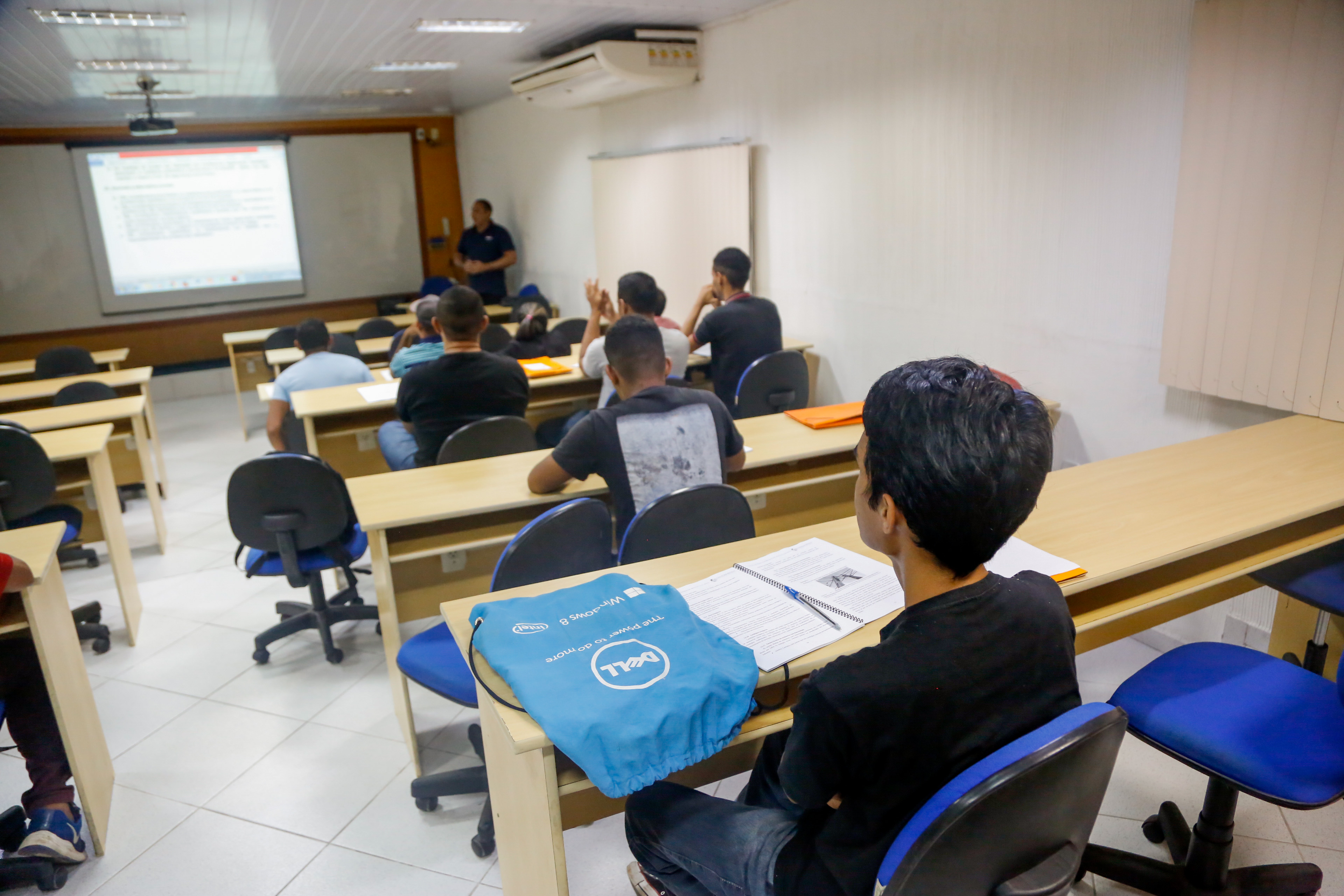 Cursos gratuitos preparam comunidade para o mercado de trabalho