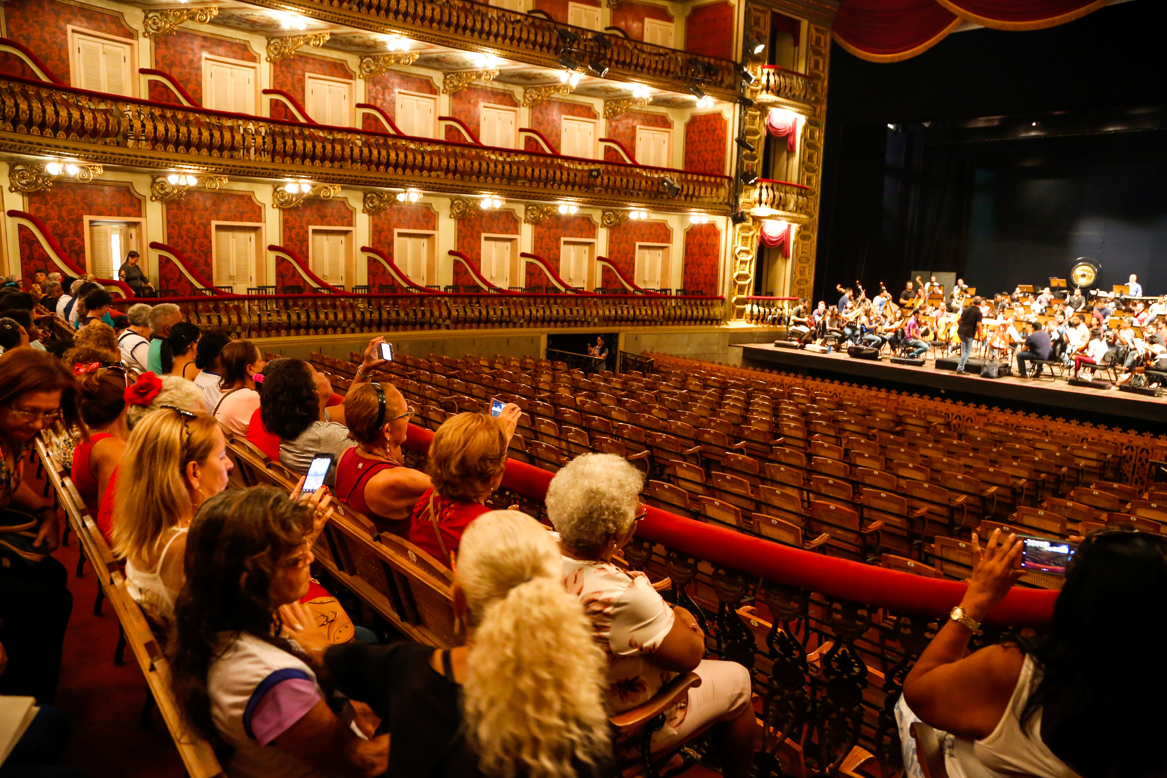 Idosos do Centro Zoé Gueiros participam de programação especial no Theatro da Paz