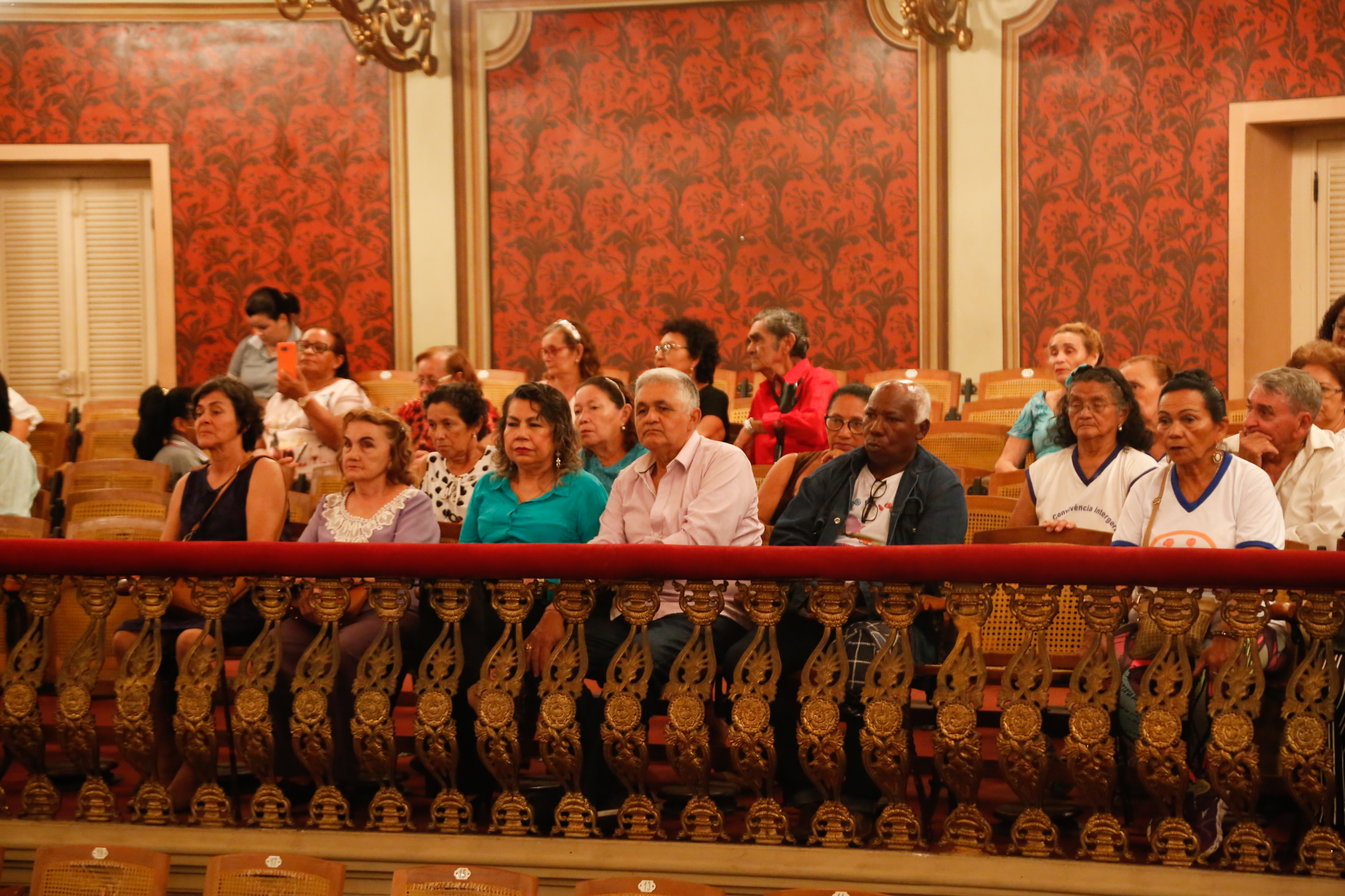 Idosos do Centro Zoé Gueiros participam de programação especial no Theatro da Paz