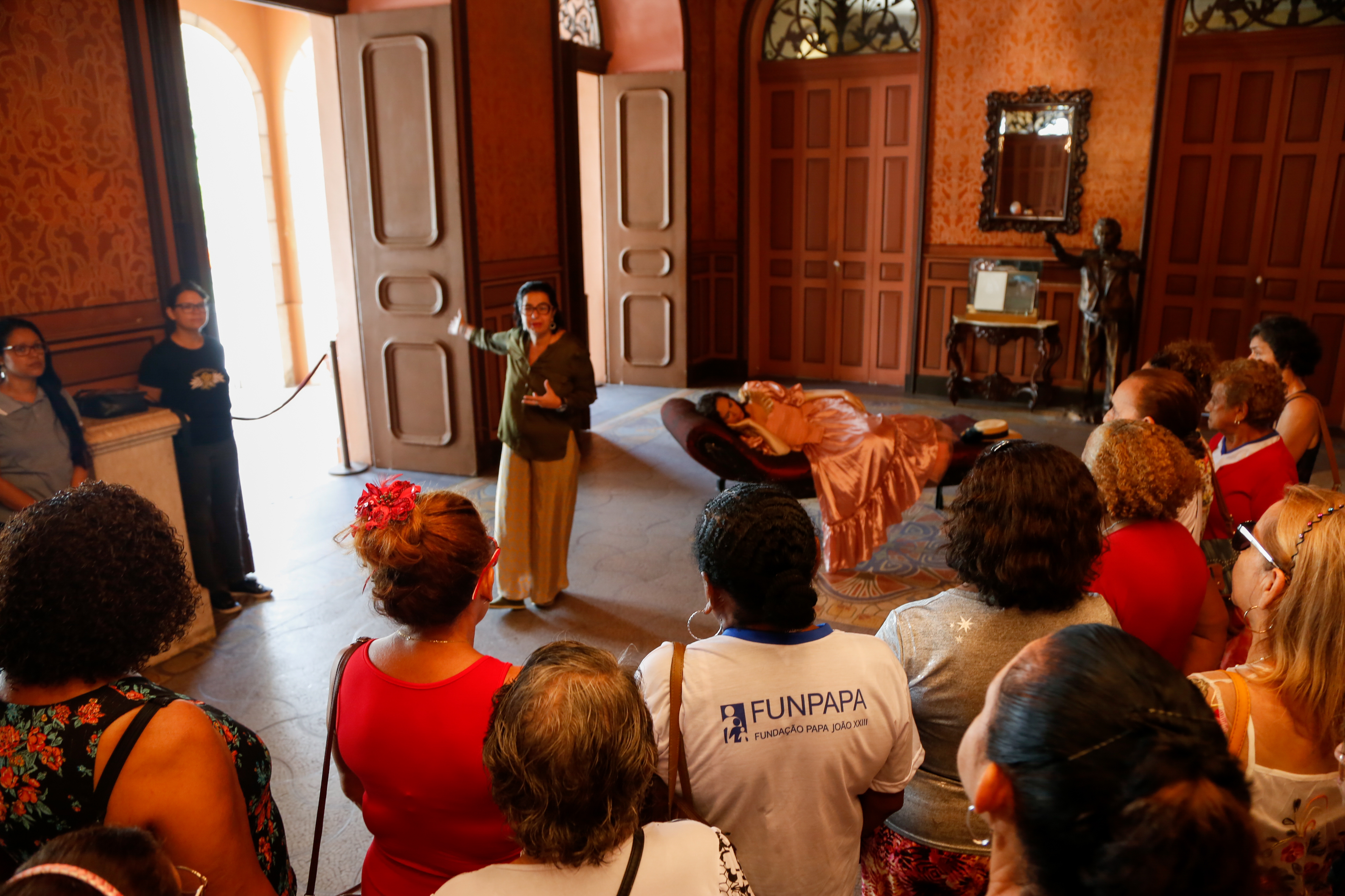 Idosos do Centro Zoé Gueiros participam de programação especial no Theatro da Paz
