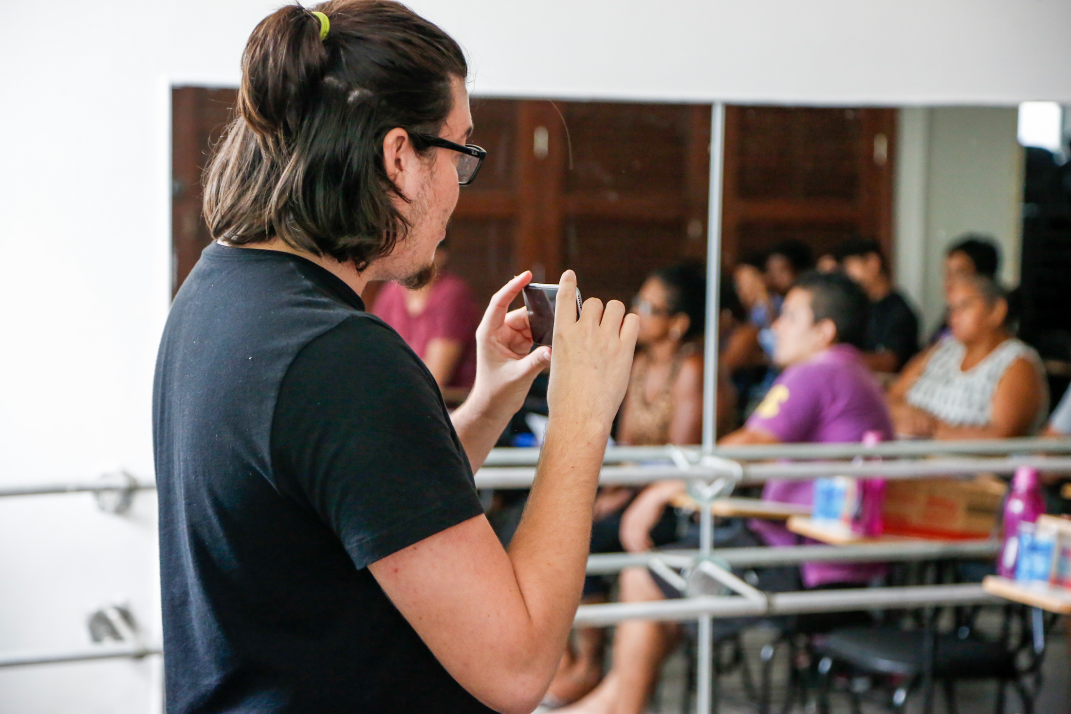 Comunidade descobre linguagem audiovisual e é incentivada a produzir vídeos
