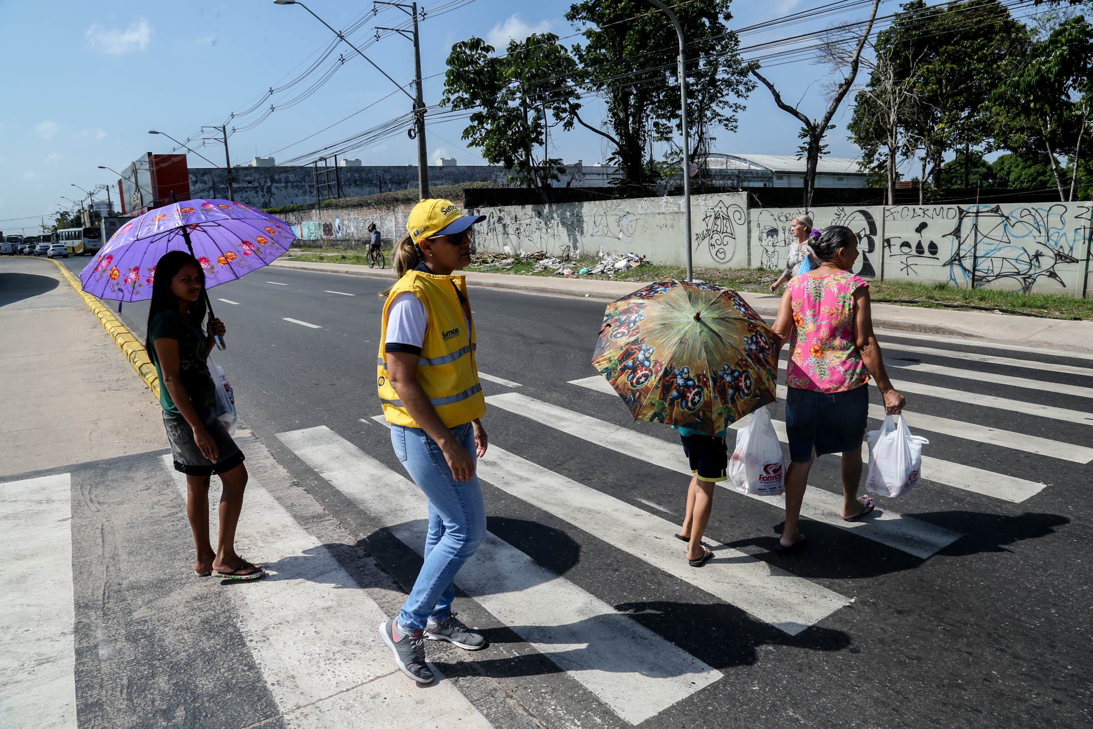 Ação educativa da Semob orienta pedestres e ciclistas em novo trecho do BRT