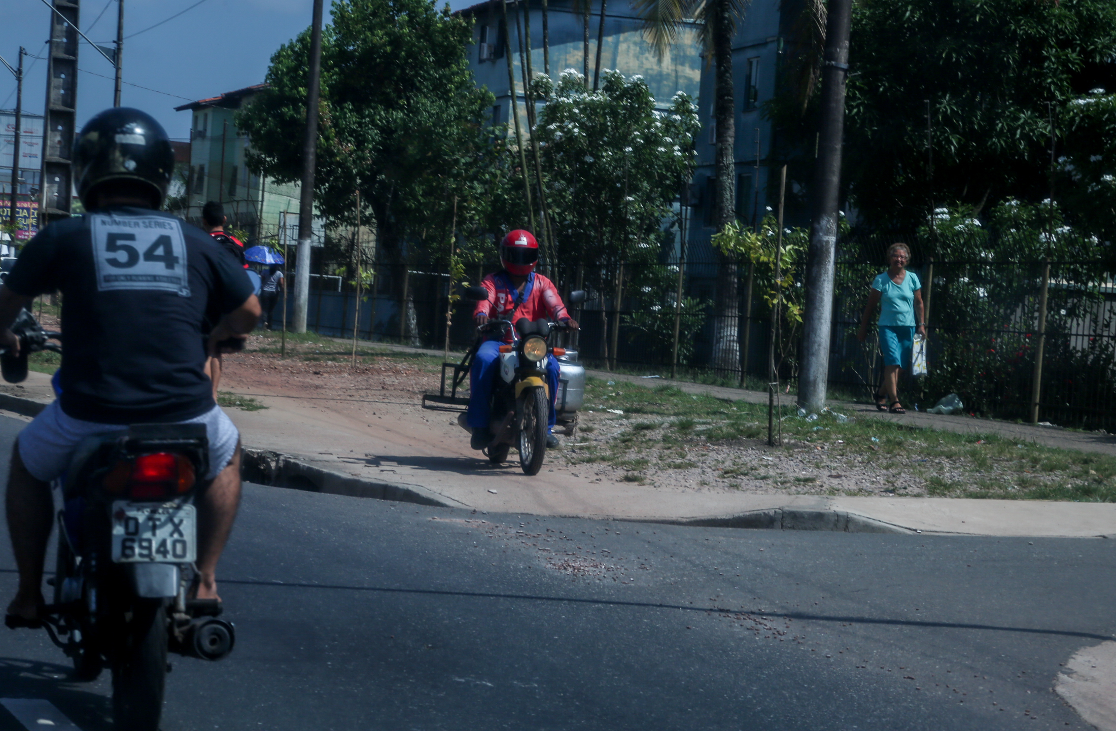 Ação educativa da Semob orienta pedestres e ciclistas em novo trecho do BRT
