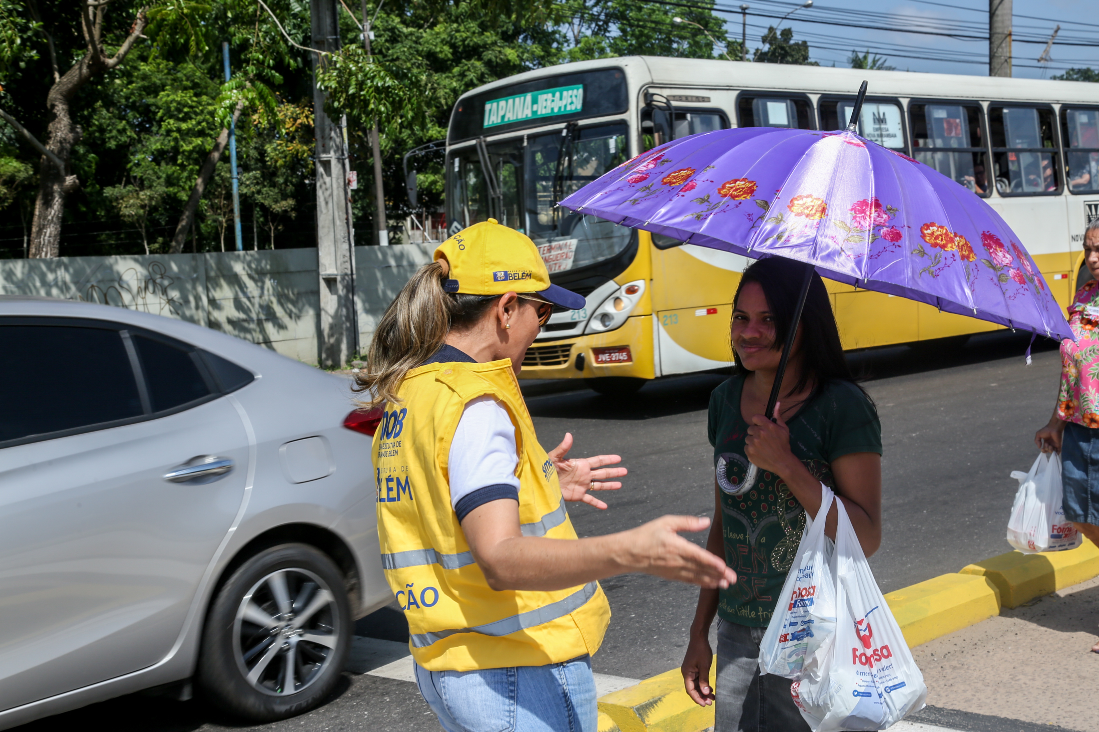 Ação educativa da Semob orienta pedestres e ciclistas em novo trecho do BRT