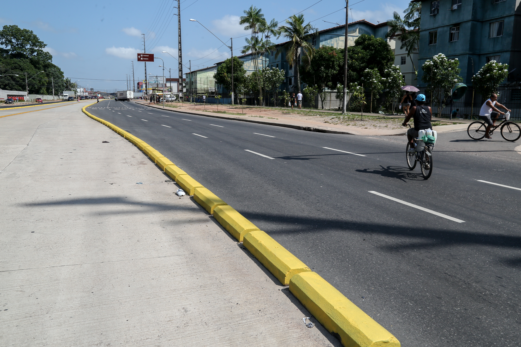 Ação educativa da Semob orienta pedestres e ciclistas em novo trecho do BRT