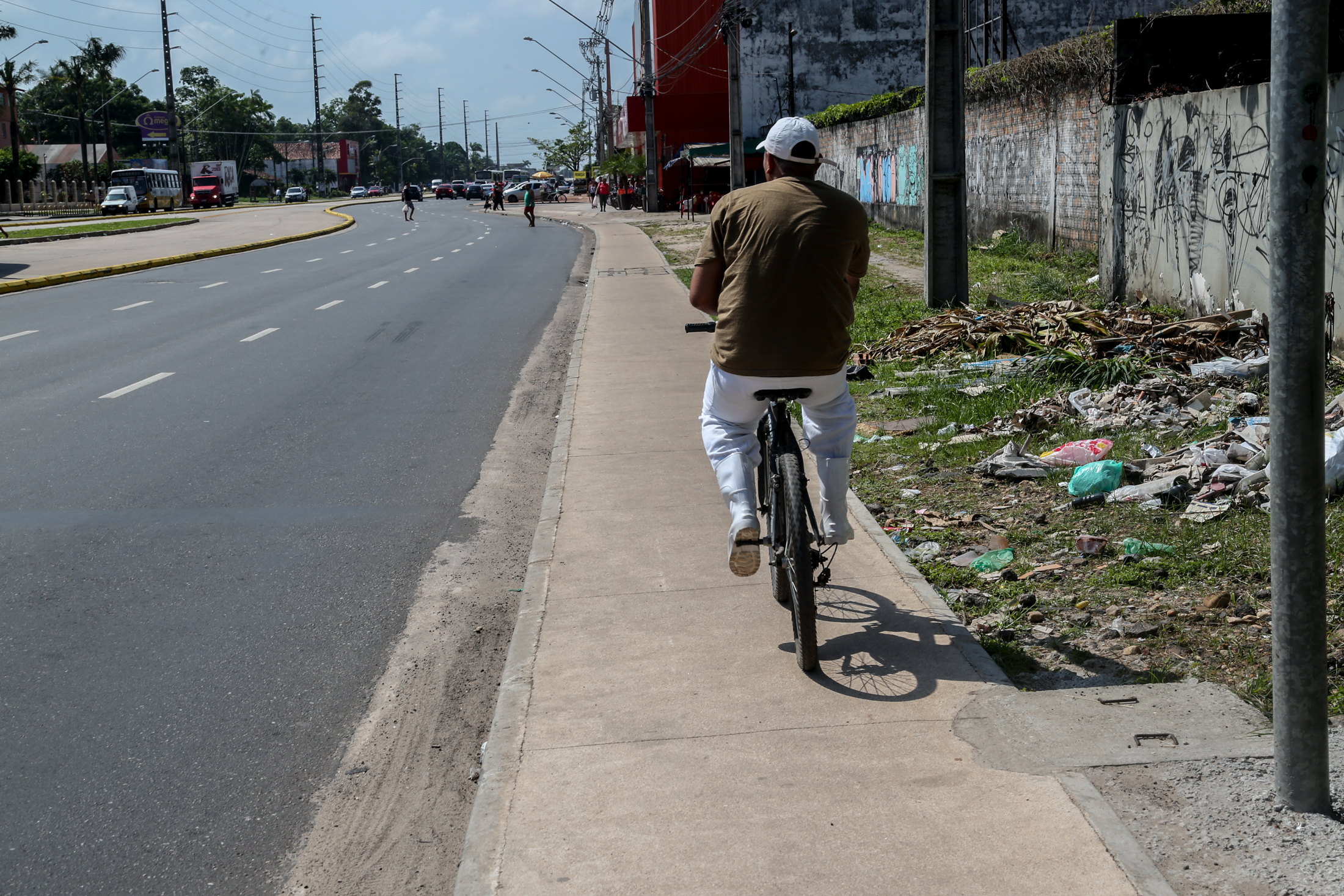 Ação educativa da Semob orienta pedestres e ciclistas em novo trecho do BRT