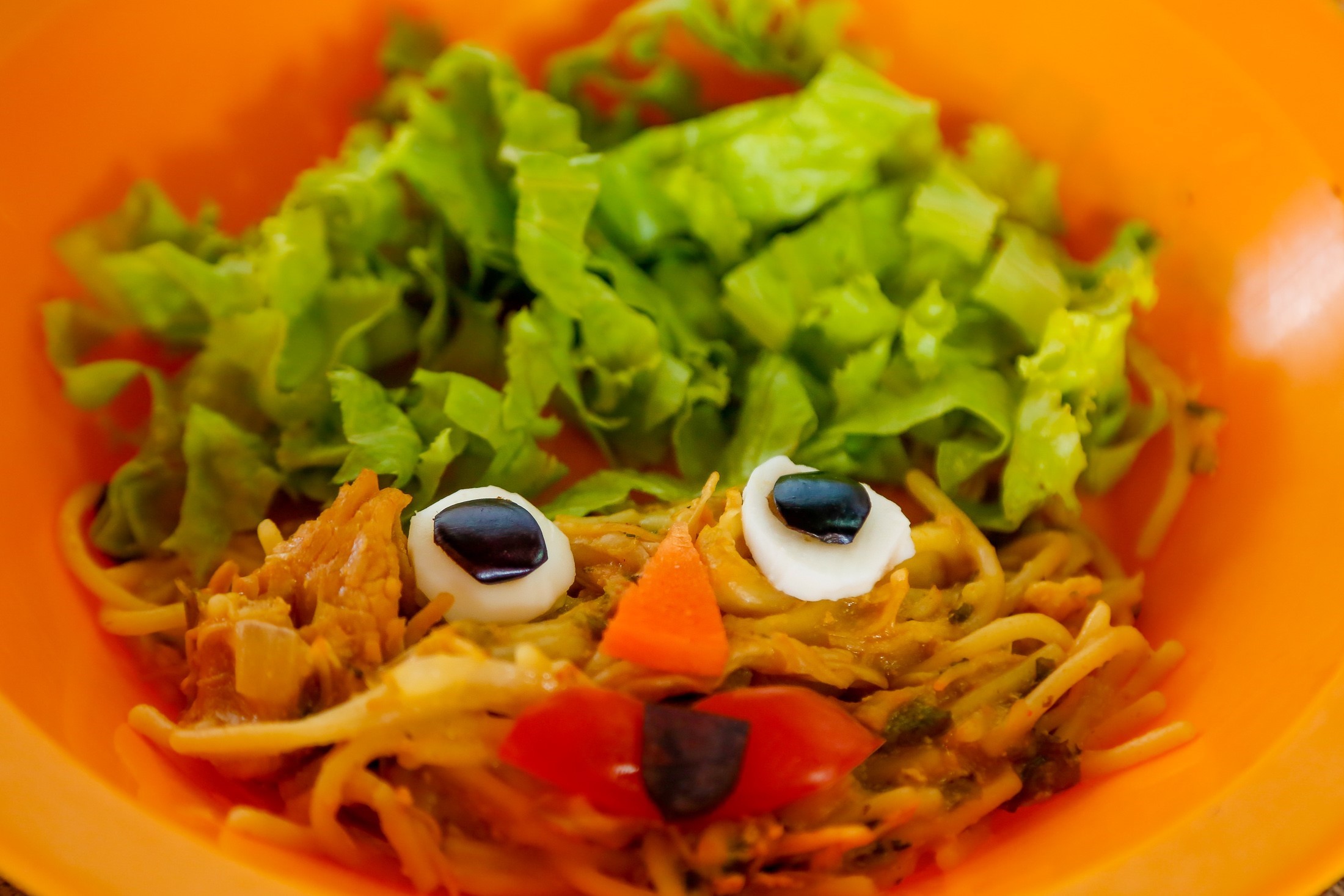 Merendeira da rede municipal participa de reality que inicia nesta sexta