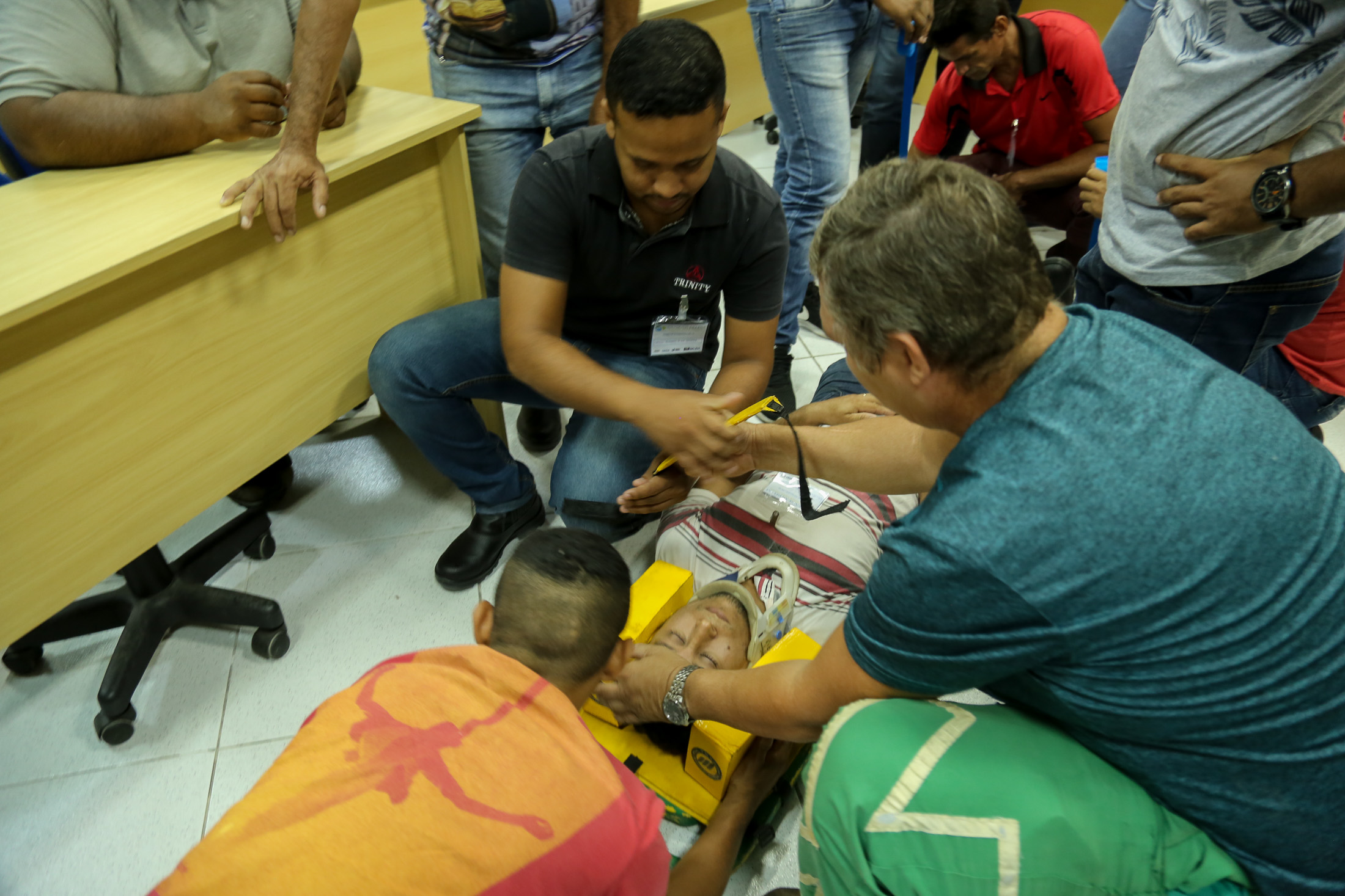 Aulas de prevenção e combate a incêndio orientam alunos em curso de eletricista