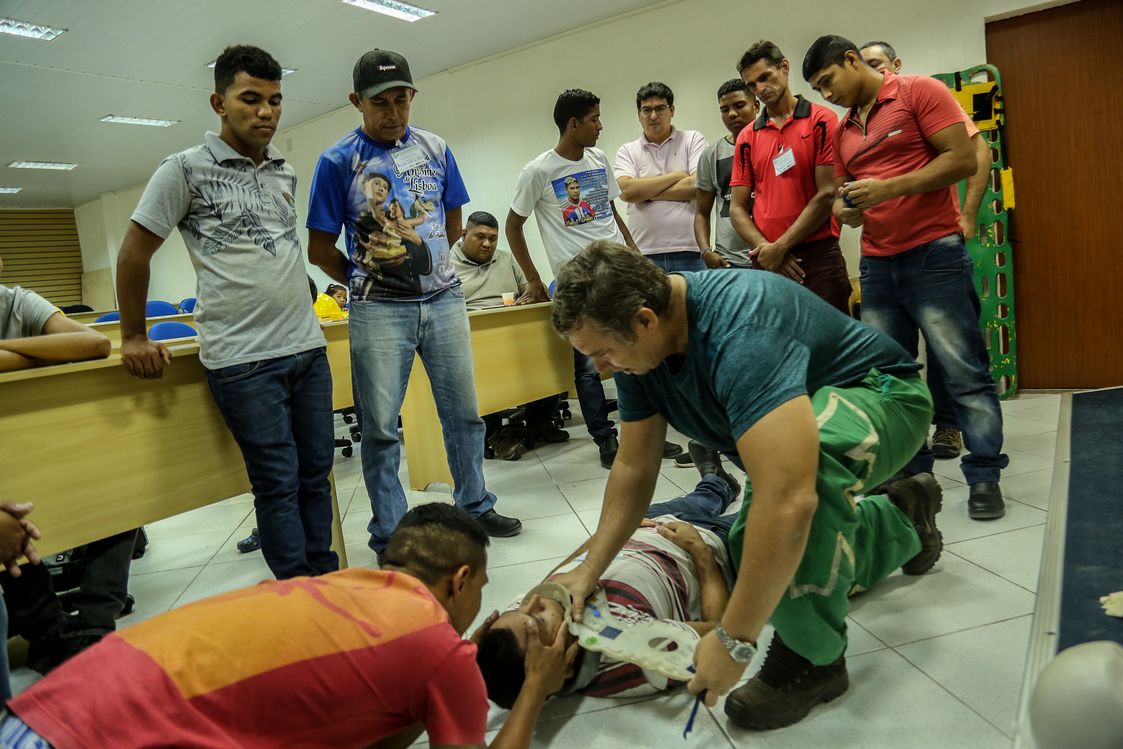 Aulas de prevenção e combate a incêndio orientam alunos em curso de eletricista