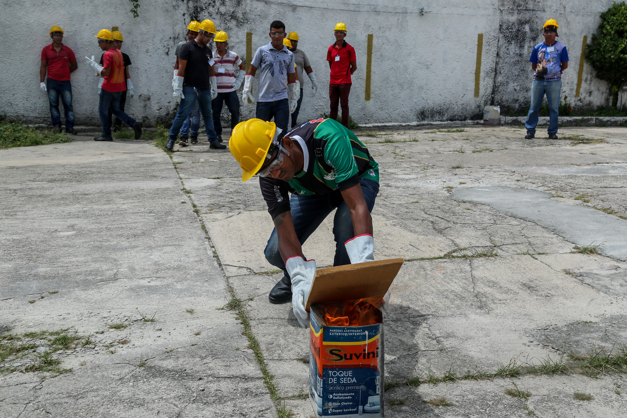 Aulas de prevenção e combate a incêndio orientam alunos em curso de eletricista