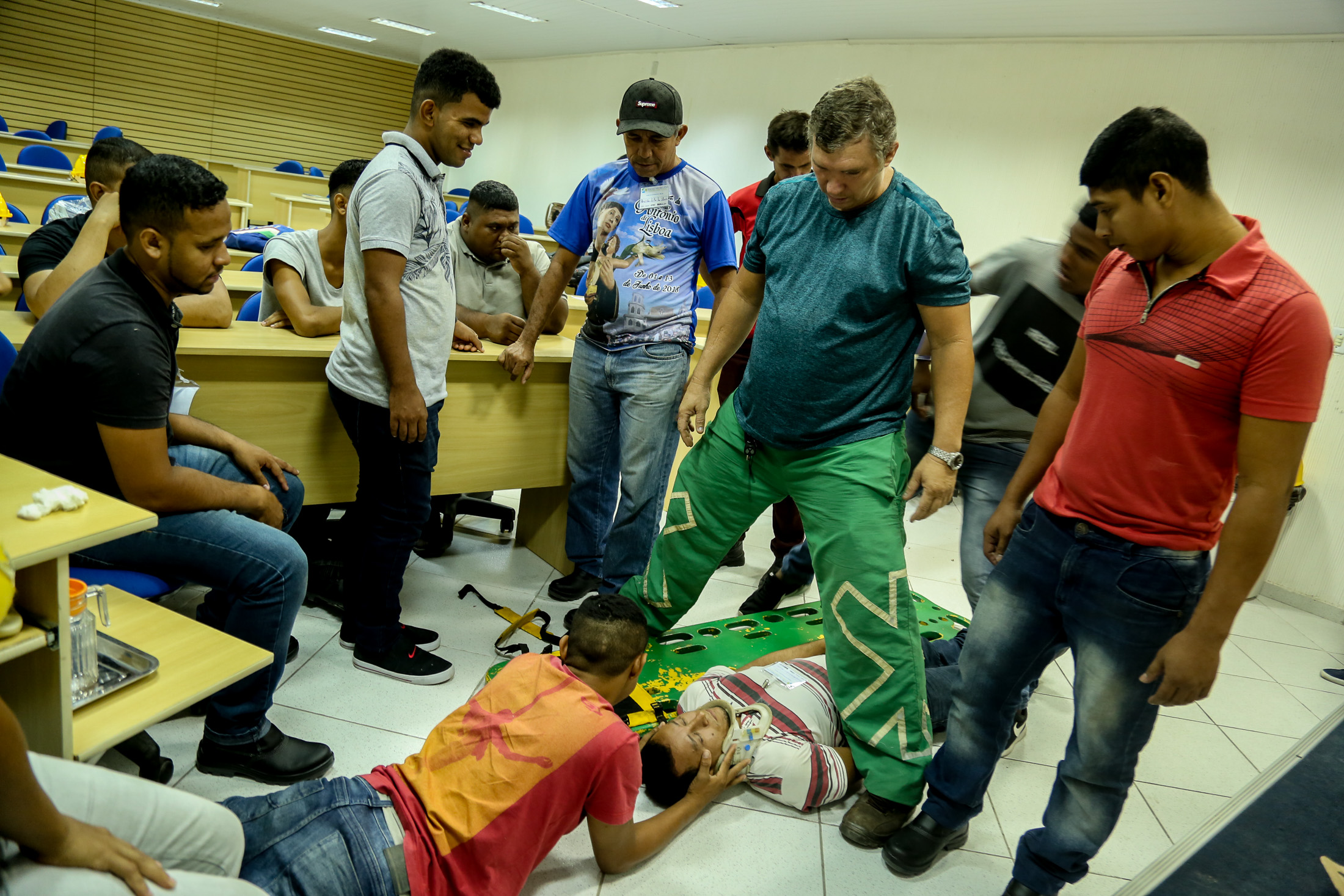 Aulas de prevenção e combate a incêndio orientam alunos em curso de eletricista