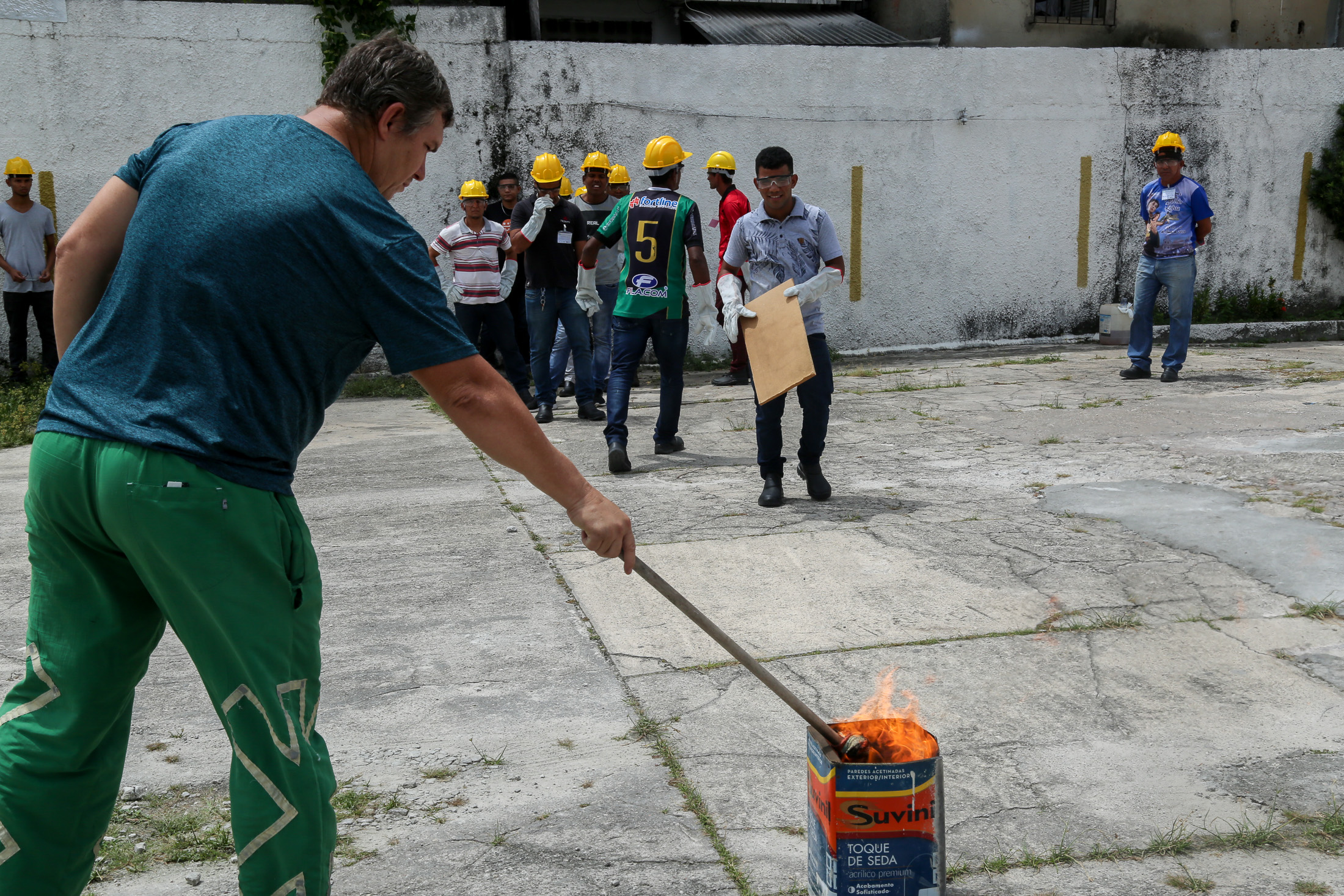 Aulas de prevenção e combate a incêndio orientam alunos em curso de eletricista