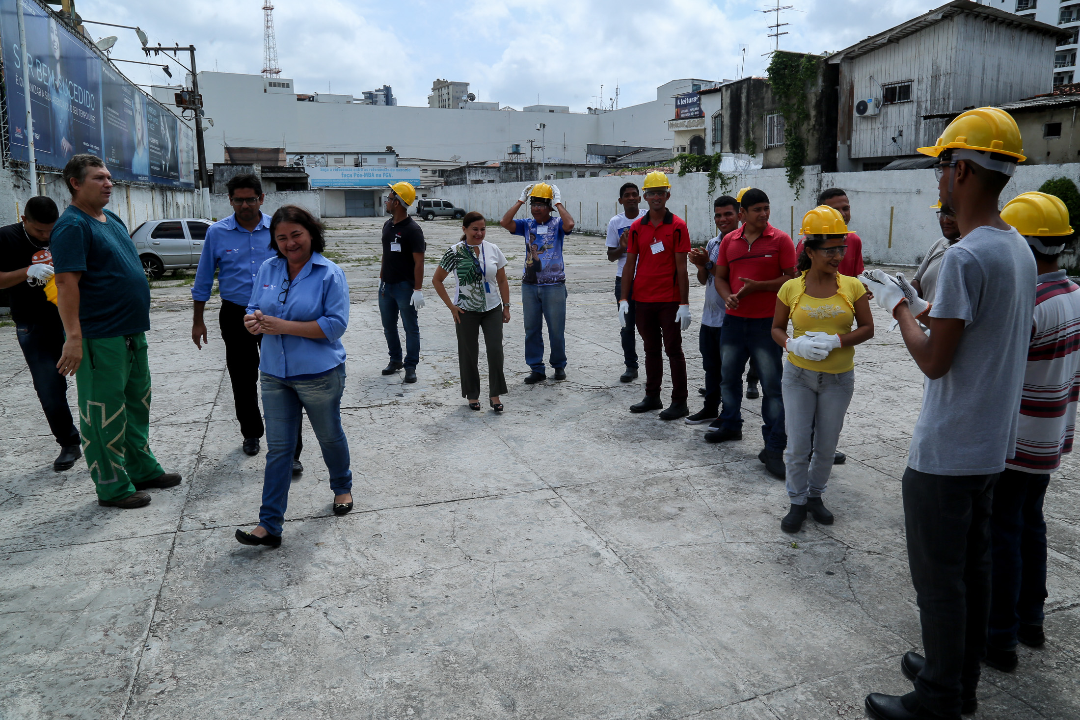 Aulas de prevenção e combate a incêndio orientam alunos em curso de eletricista