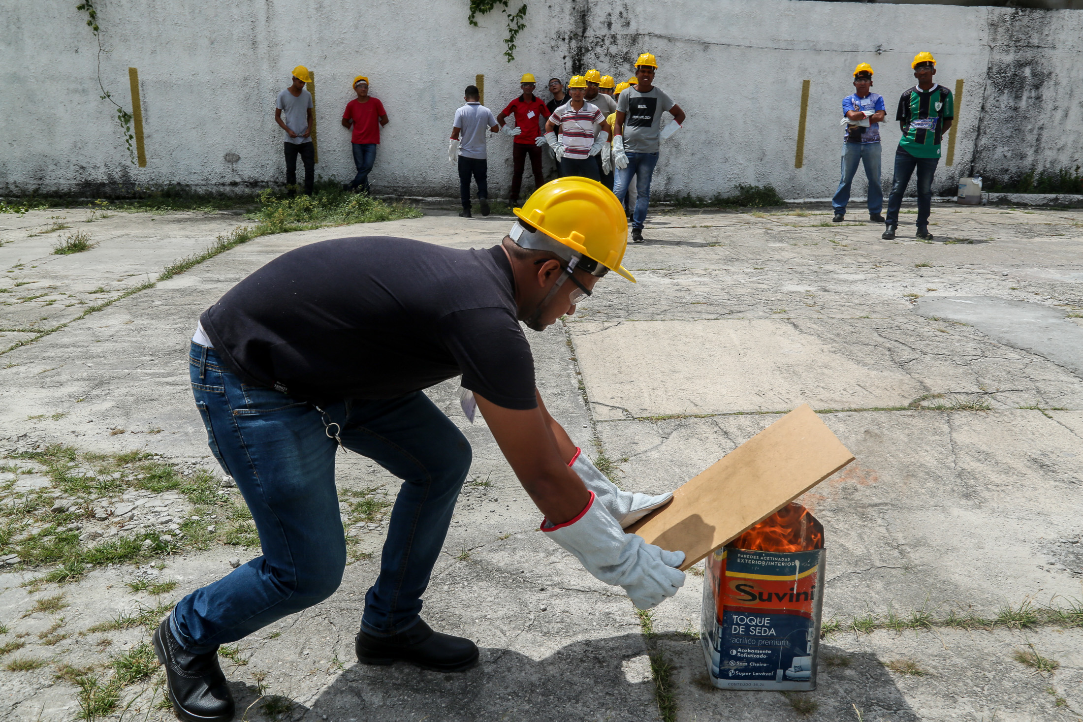 Aulas de prevenção e combate a incêndio orientam alunos em curso de eletricista